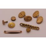 Group of antique 9ct jewellery to include a pair of cufflinks with engraved floral detail, a chain