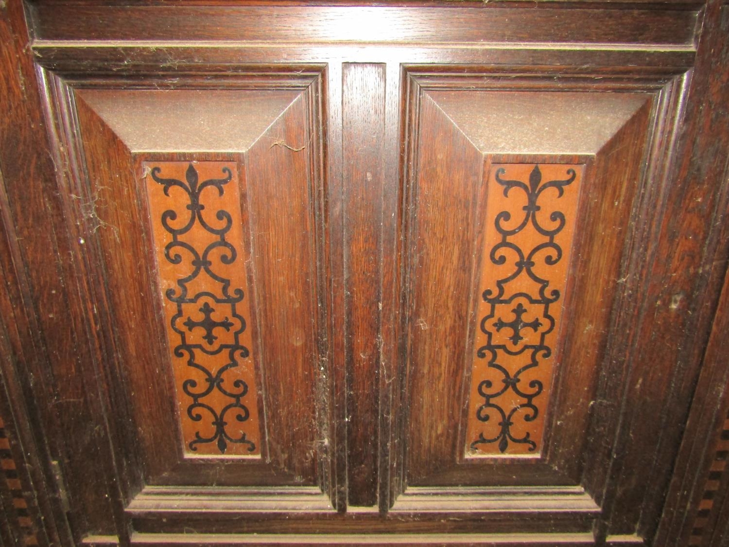 An antique old English style oak court cupboard enclosed by an arrangement of cupboards and - Bild 5 aus 5