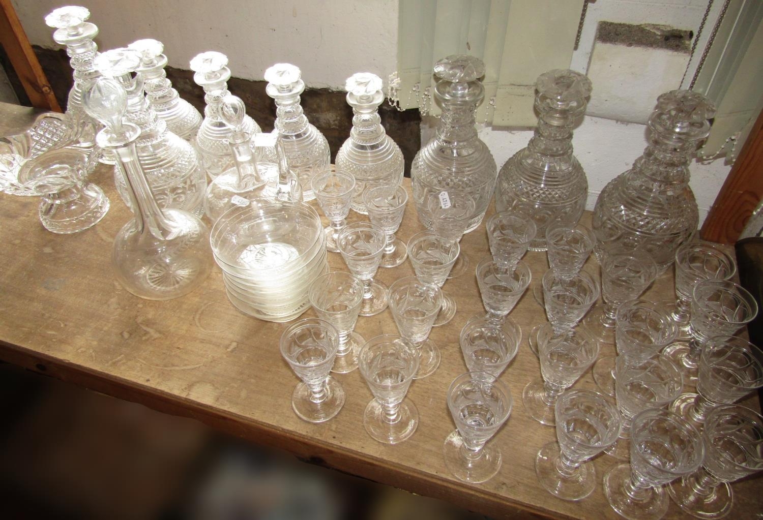 Eight matching 19th century engraved decanters , four at 25cm high and four at 22cm high, a matching - Bild 8 aus 8