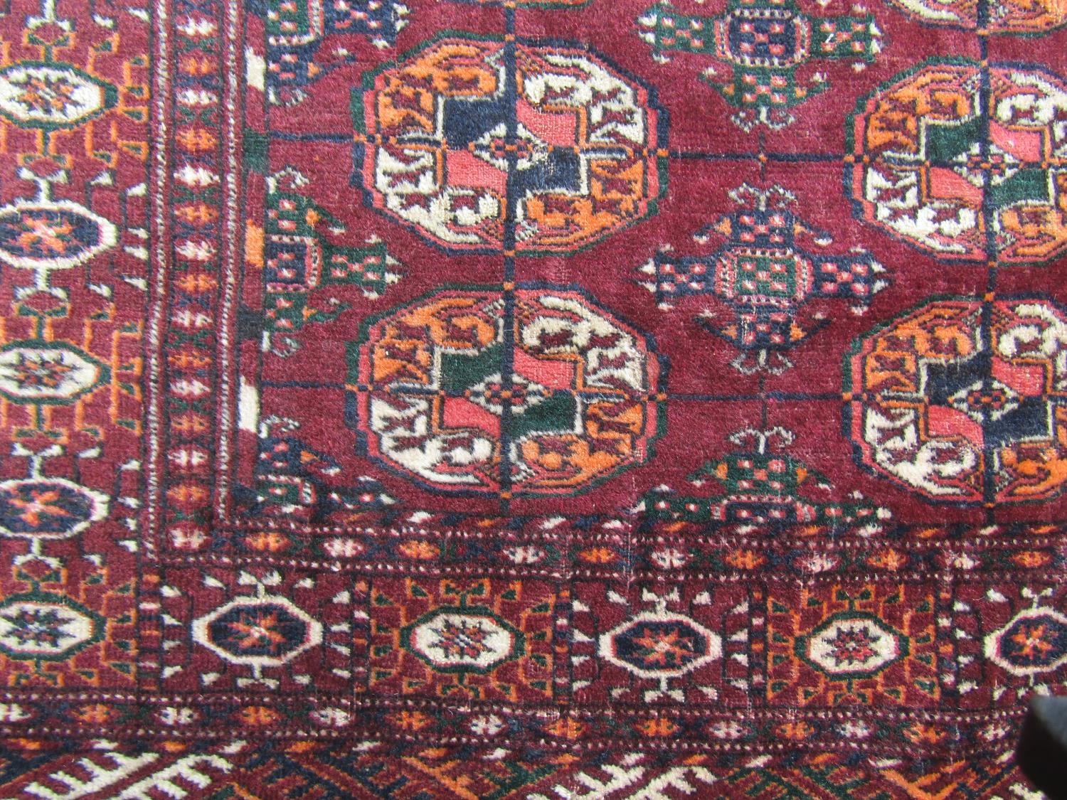A Turkoman rug with two rows of elephant foot gul on purple ground, 110cm x90cm - Bild 2 aus 3