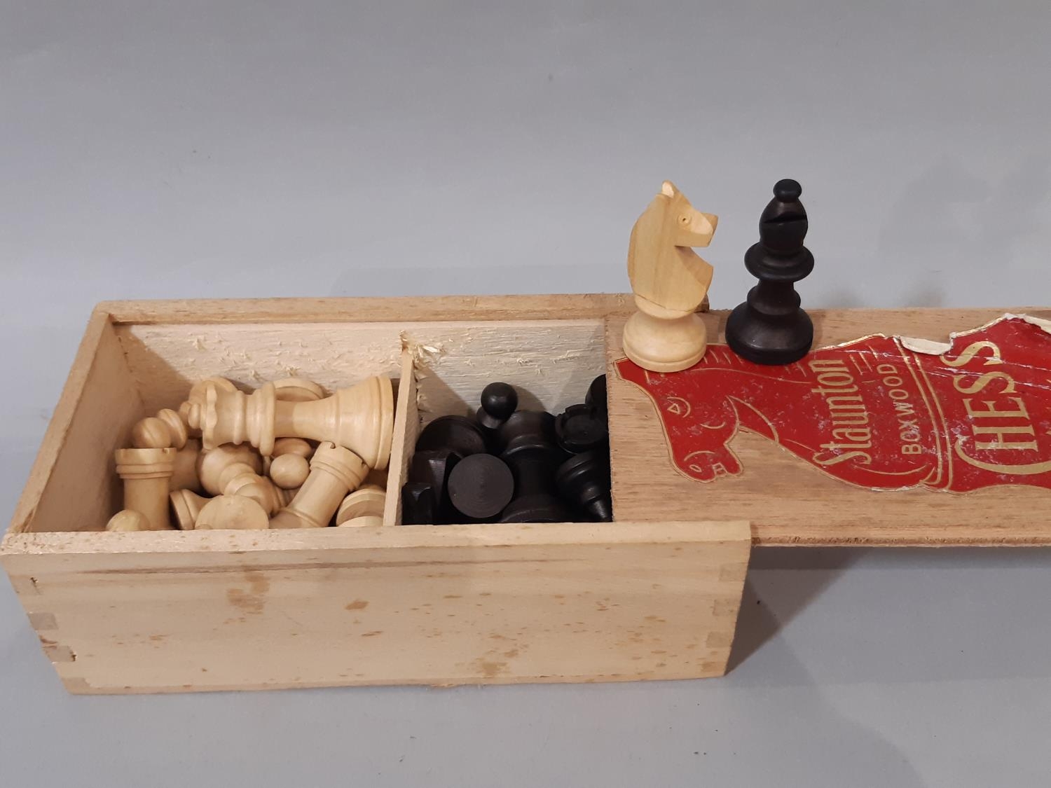 Box of vintage toys and games including skipping ropes, draughts, chess, 'Richter Anchor Box' of - Bild 3 aus 3