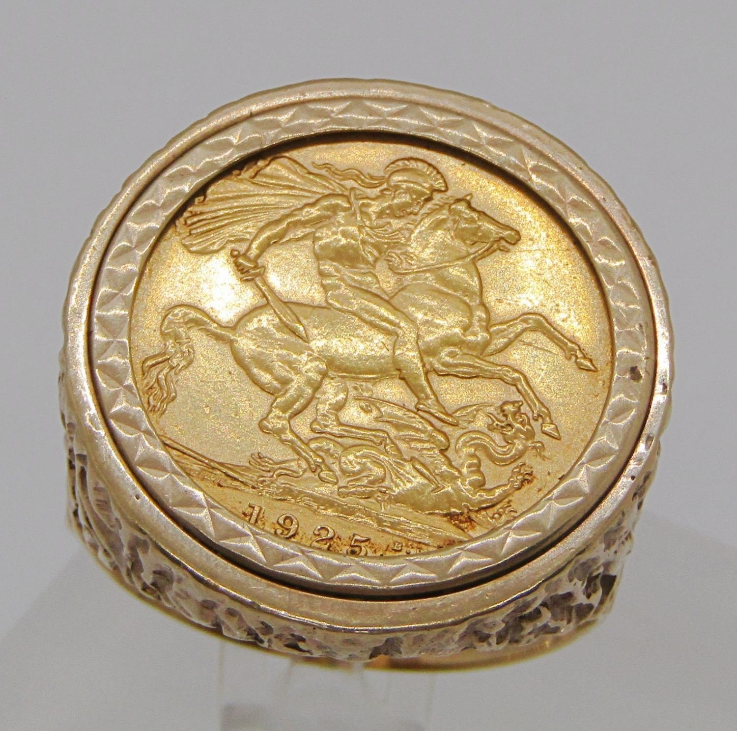 Gents 9ct ring set with a sovereign dated 1925, size Z, 17.5g