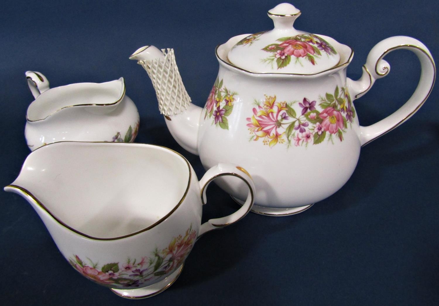 A collection of Colclough Wayside pattern tea wares comprising teapot, sugar bowl, milk jug, five - Bild 3 aus 5