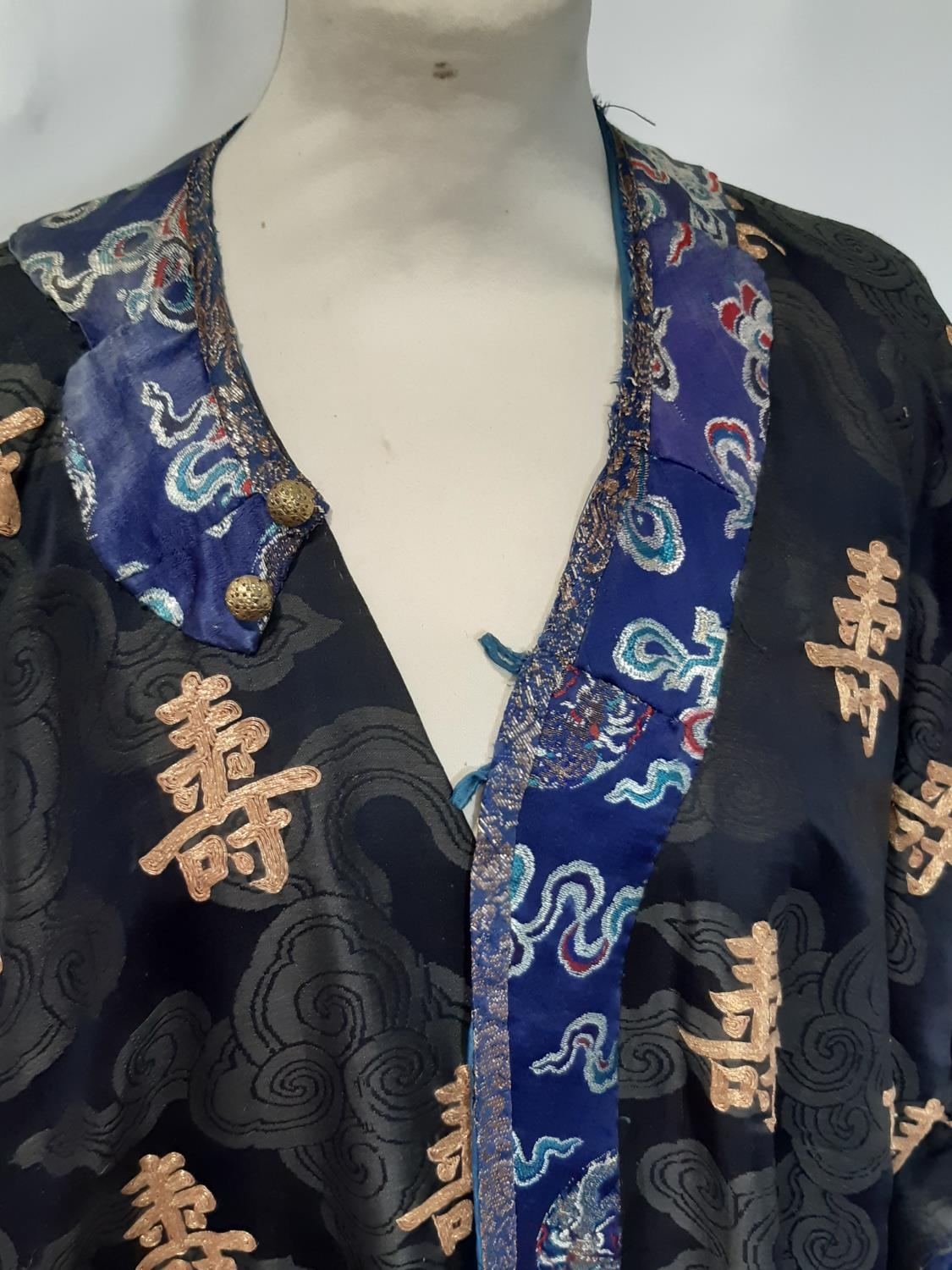 Oriental vintage kimono gown made of patterned black silk embroidered with goldwork characters and - Bild 8 aus 8