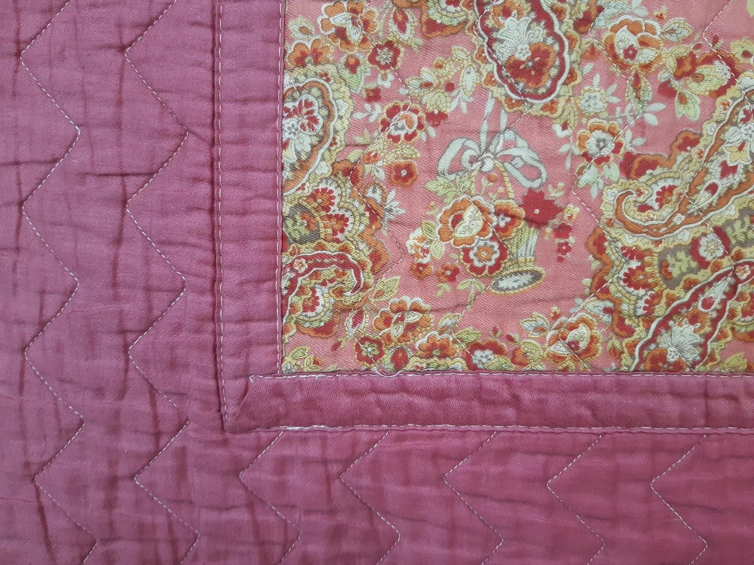 Vintage reversible machine stitched quilt, with blocks of pink contrasted with multicoloured paisley - Bild 4 aus 4