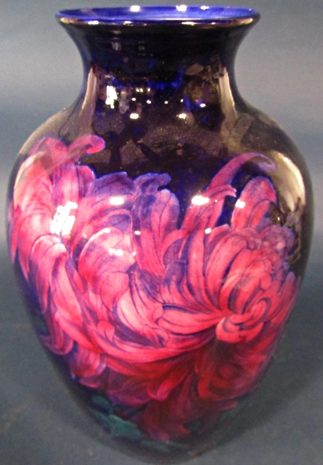 A George Jones oviform vase - Imperial Rouge, decorated with chrysanthemums on a dark blue ground - Bild 2 aus 2