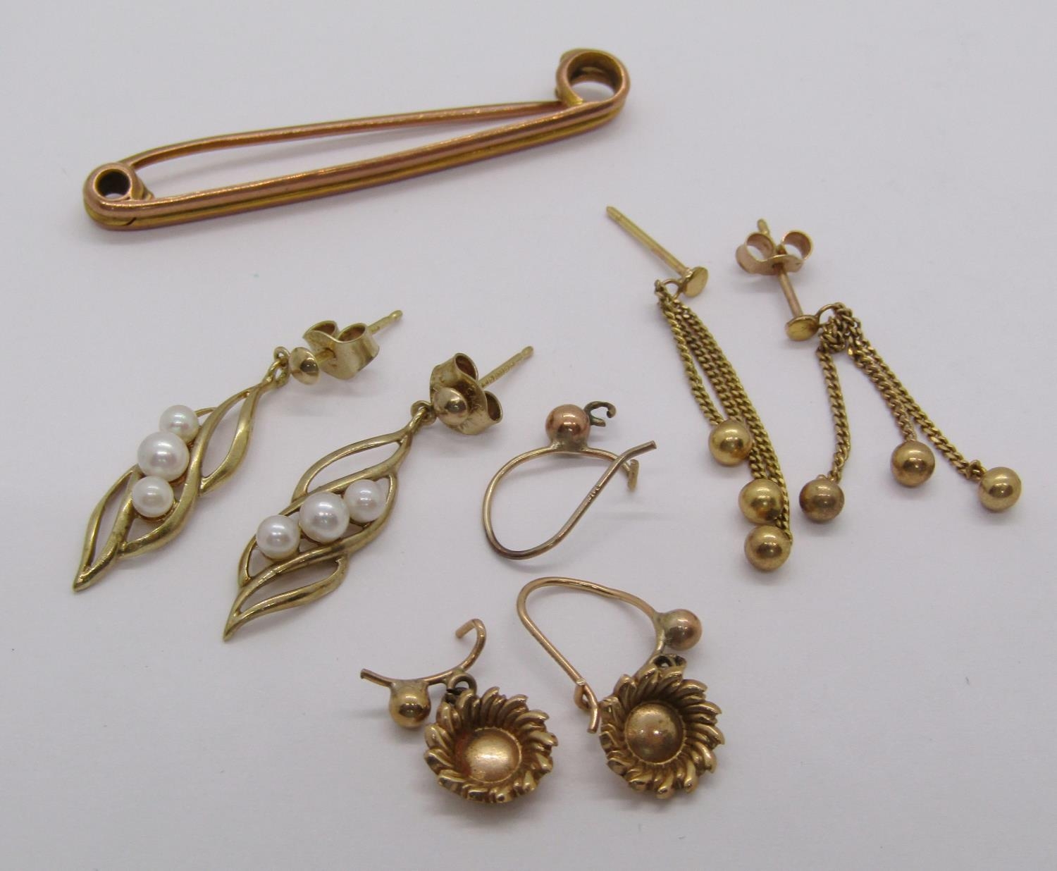 Group of 9ct jewellery and a pair of 8ct drop earrings plus a further single 8ct hoop earring, 8. - Image 2 of 3