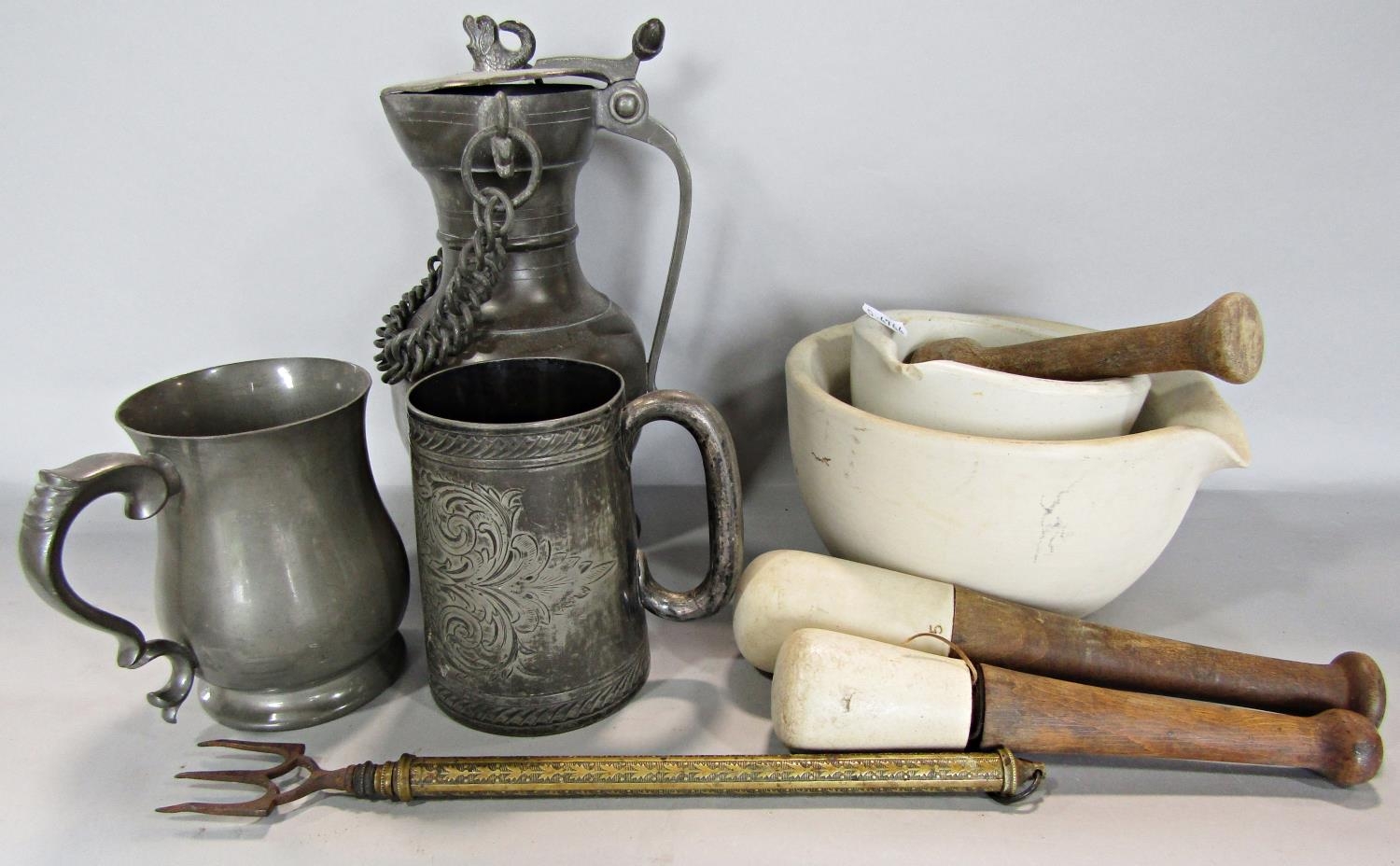 Kitchenalia consisting of an enamel bread bin, a table top mince press, pestles and mortars, - Bild 2 aus 3
