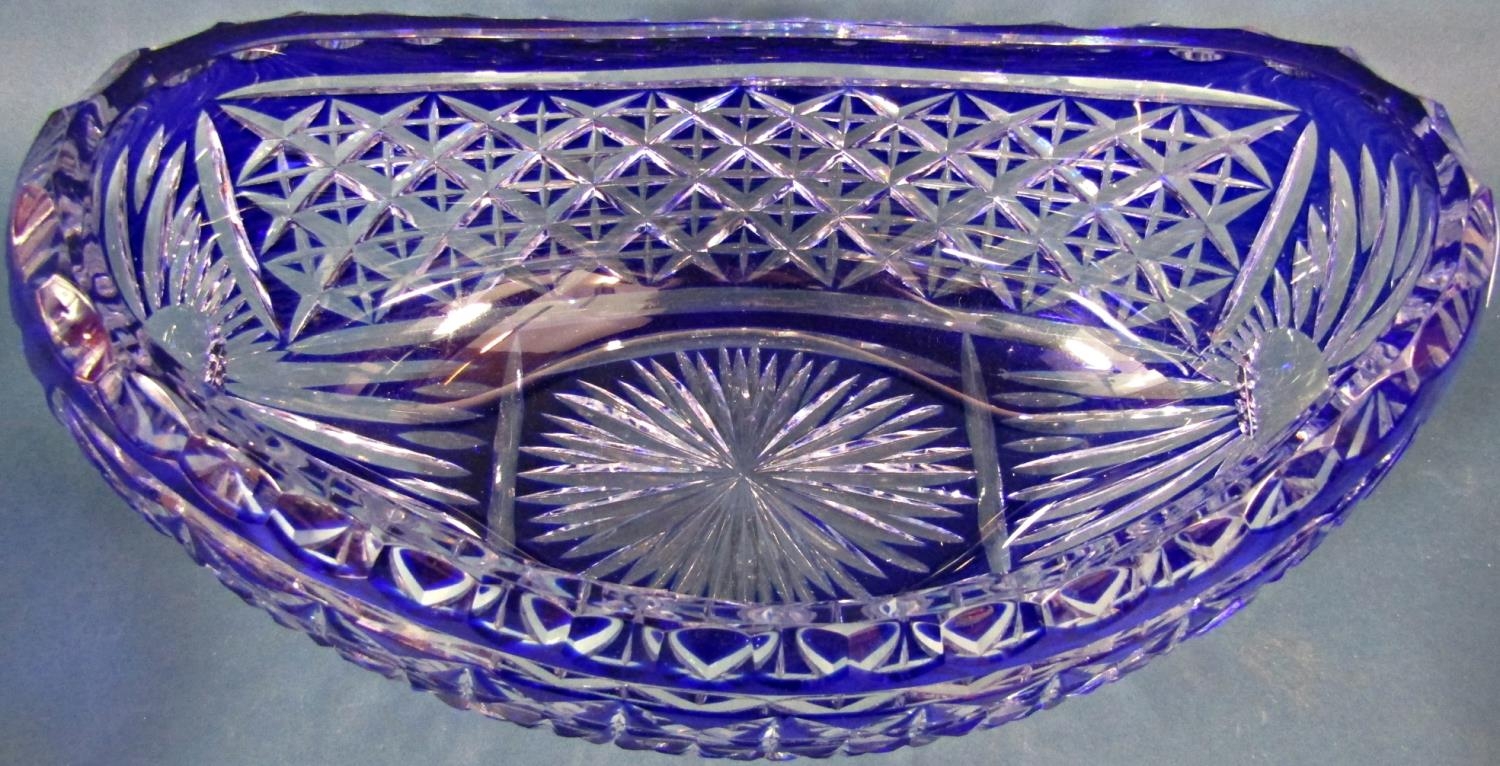 A large heavy cut crystal blue fruit bowl 20cm high x 20cm diam , a similar boat shaped fruit bowl - Bild 4 aus 5