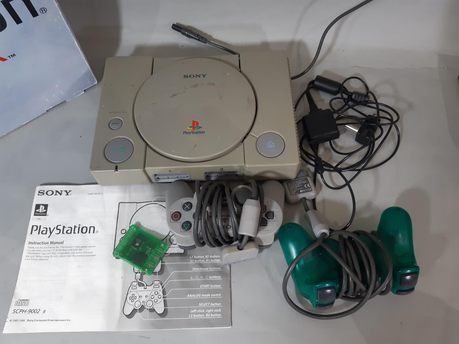 Sony PlayStation Dual Shock (SCPH-9002B) boxed with cables, consoles, instructions and a range of - Bild 4 aus 4