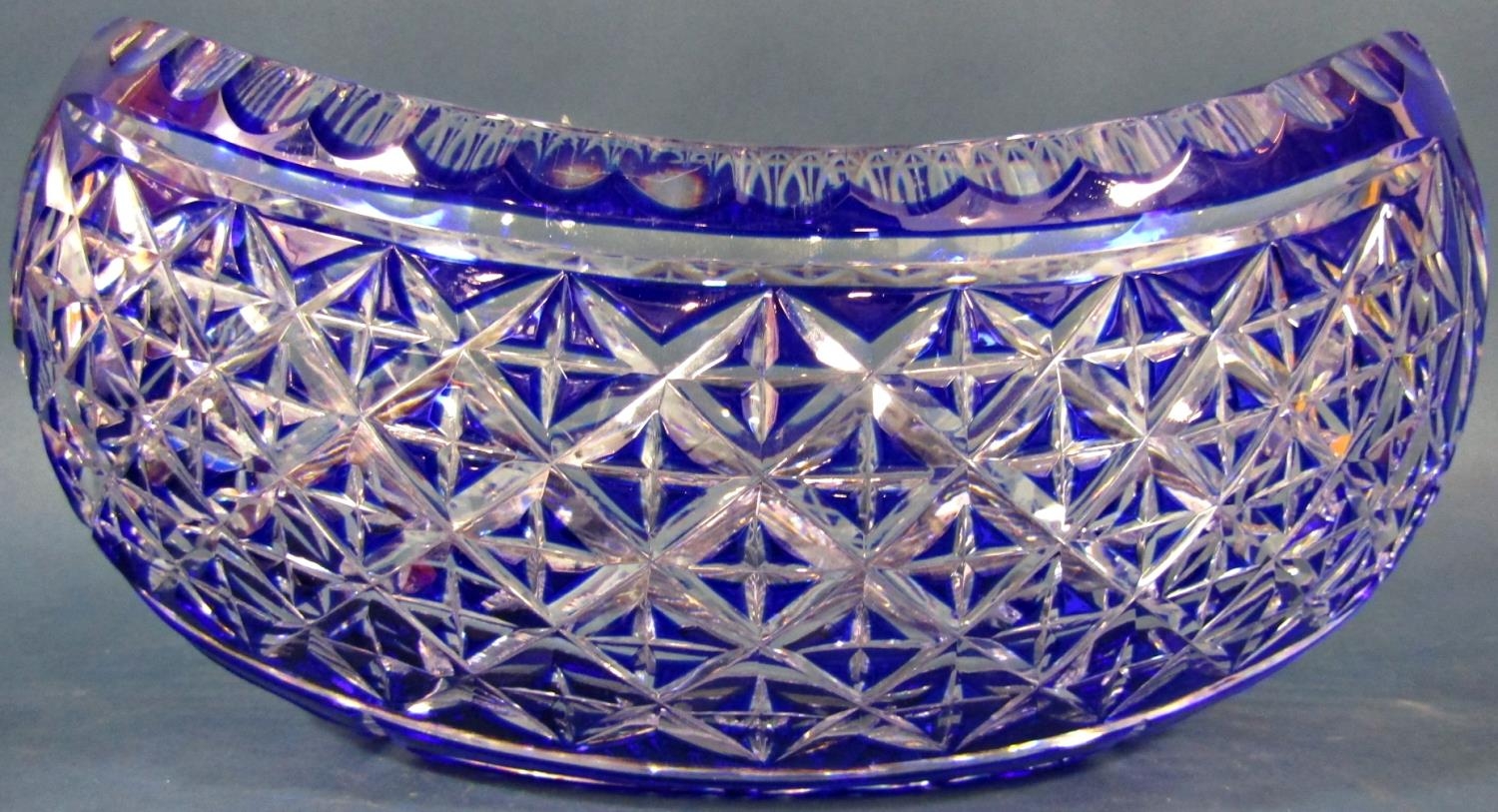 A large heavy cut crystal blue fruit bowl 20cm high x 20cm diam , a similar boat shaped fruit bowl - Bild 3 aus 5