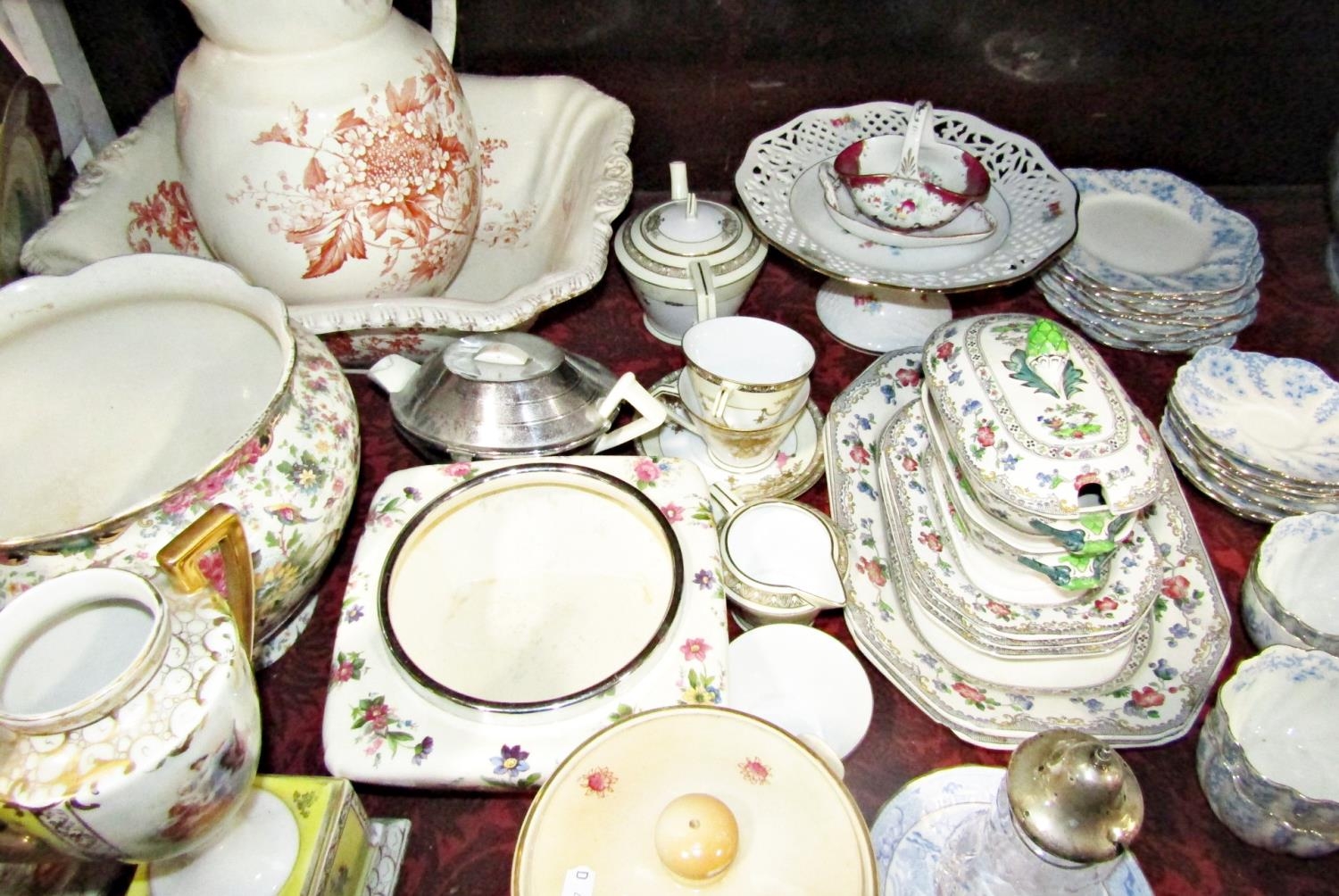 A large collection of china wares comprising a Noritake tea for two set with gilt detail - Bild 2 aus 3