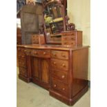 Good quality Victorian mahogany dressing table, the enclosed base fitted with an arrangement of