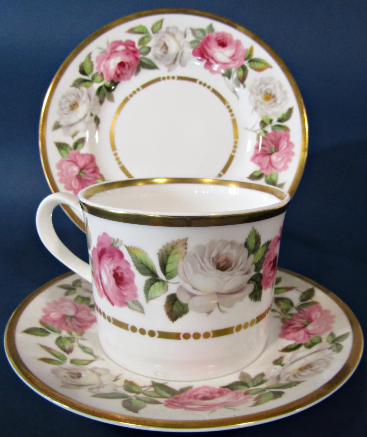 A collection of Royal Worcester Royal Garden pattern table wares comprising eight dinner plates, - Bild 2 aus 5