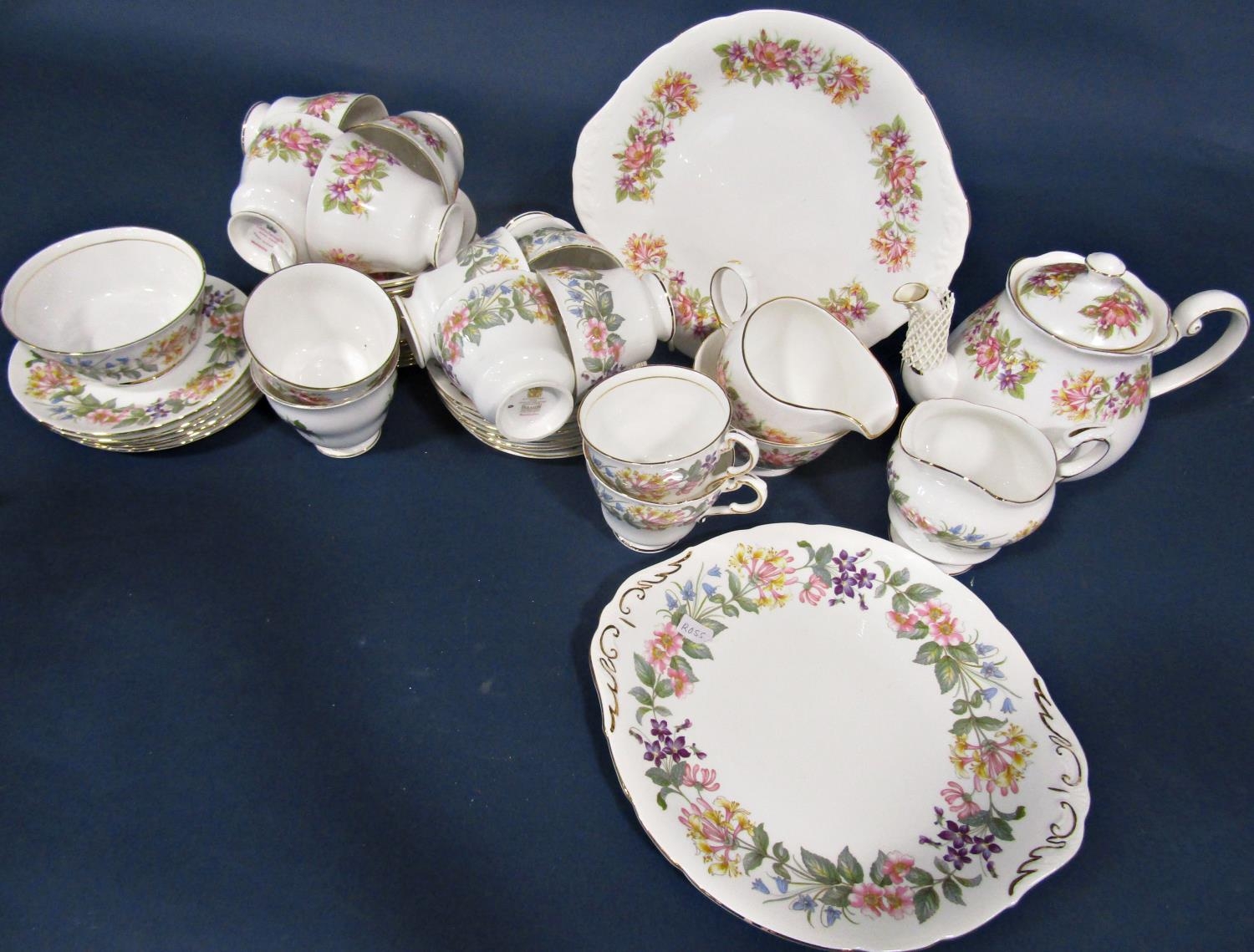 A collection of Colclough Wayside pattern tea wares comprising teapot, sugar bowl, milk jug, five - Bild 2 aus 5