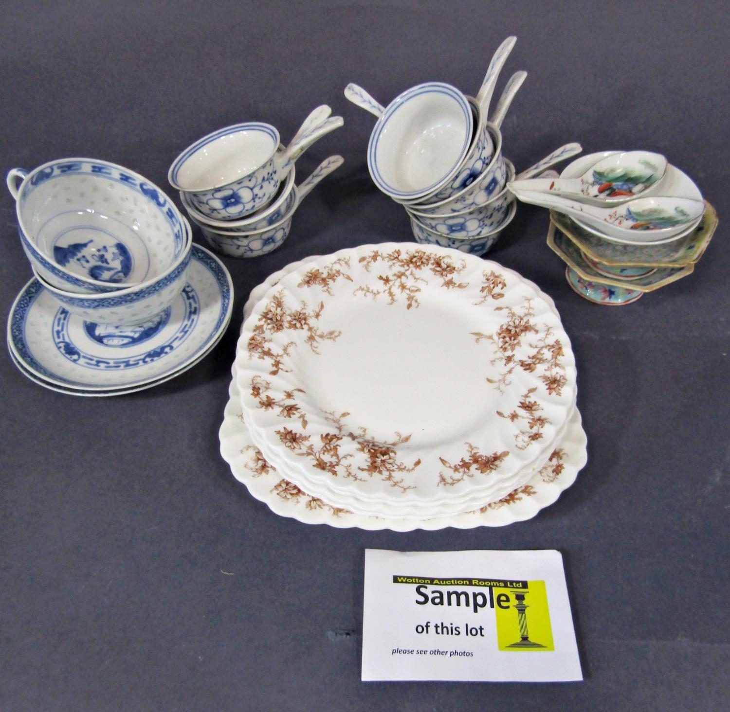 A collection of tea wares with printed floral detail comprising teapot, covered sucrier, milk jug, - Bild 2 aus 3