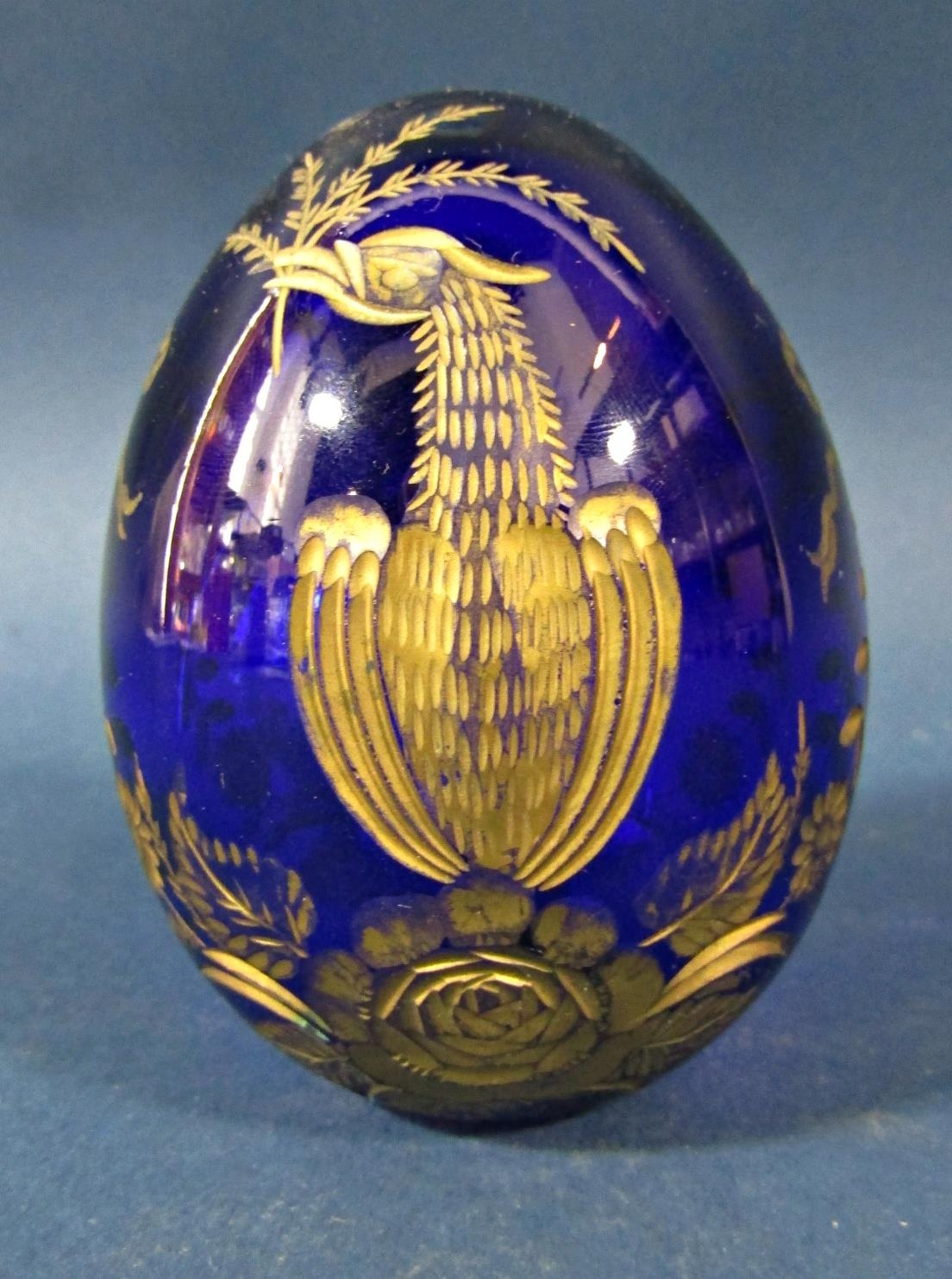 A single cobalt blue cut glass and gilded Faberge style Easter egg bearing an Imperial monogram - Bild 2 aus 2