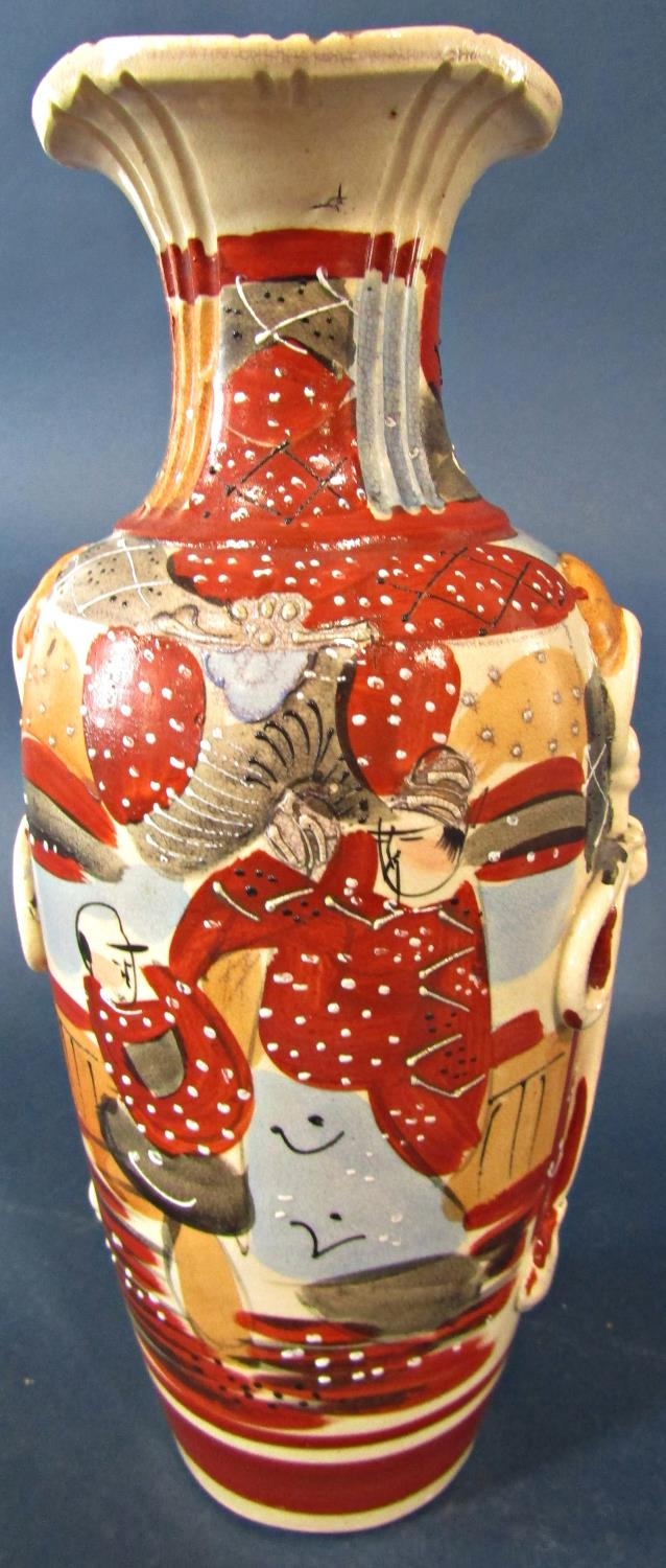 A collection of ceramics comprising a vase with Japanese character decoration in blue and orange - Bild 5 aus 5