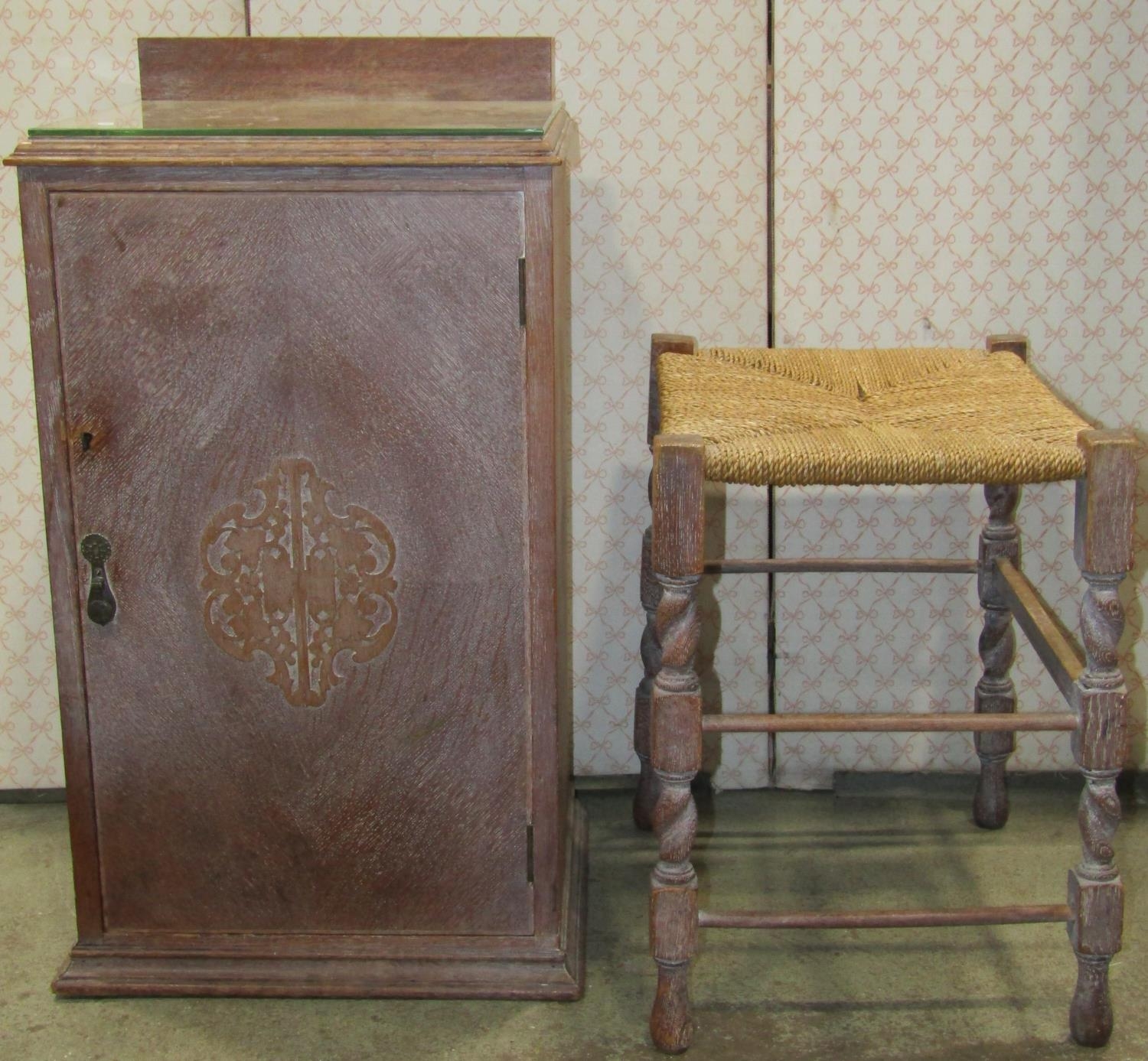 An early 20th century limed/fumed oak bedroom suite comprising two sectional wardrobe enclosed by - Bild 3 aus 5