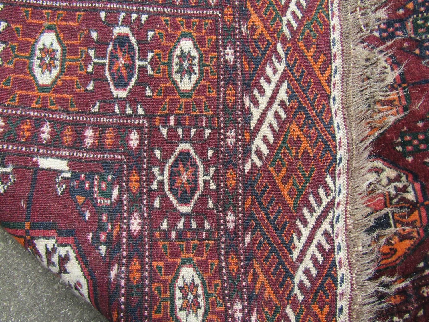 A Turkoman rug with two rows of elephant foot gul on purple ground, 110cm x90cm - Bild 3 aus 3