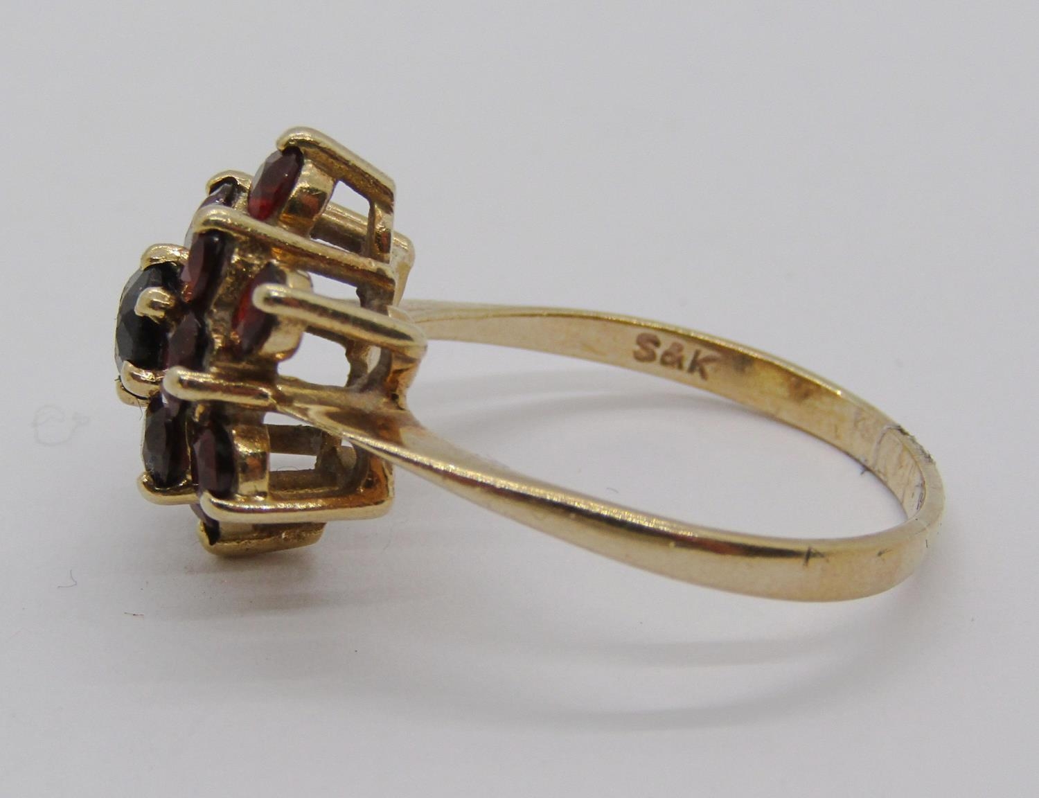9ct ruby and garnet cluster ring with scrolled shoulders, together with a further 9ct garnet cluster - Bild 4 aus 4