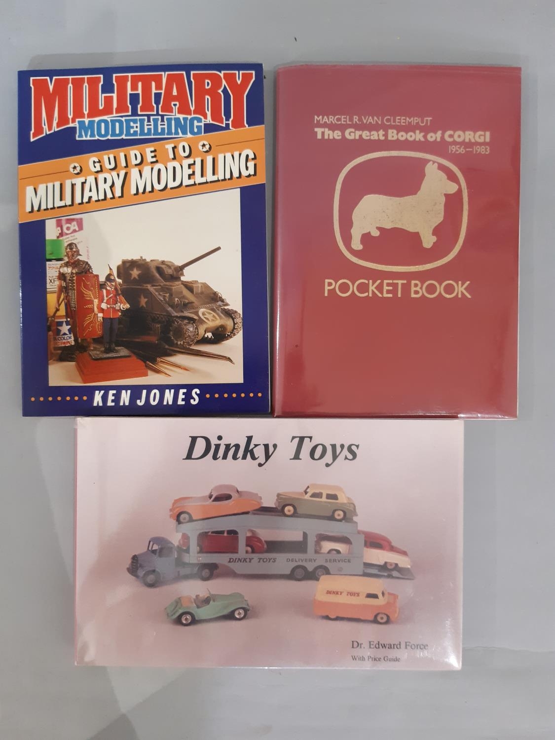 18 model vehicle reference books/ brochures including books on Dinky, Corgi, Matchbox, railway and - Bild 4 aus 4