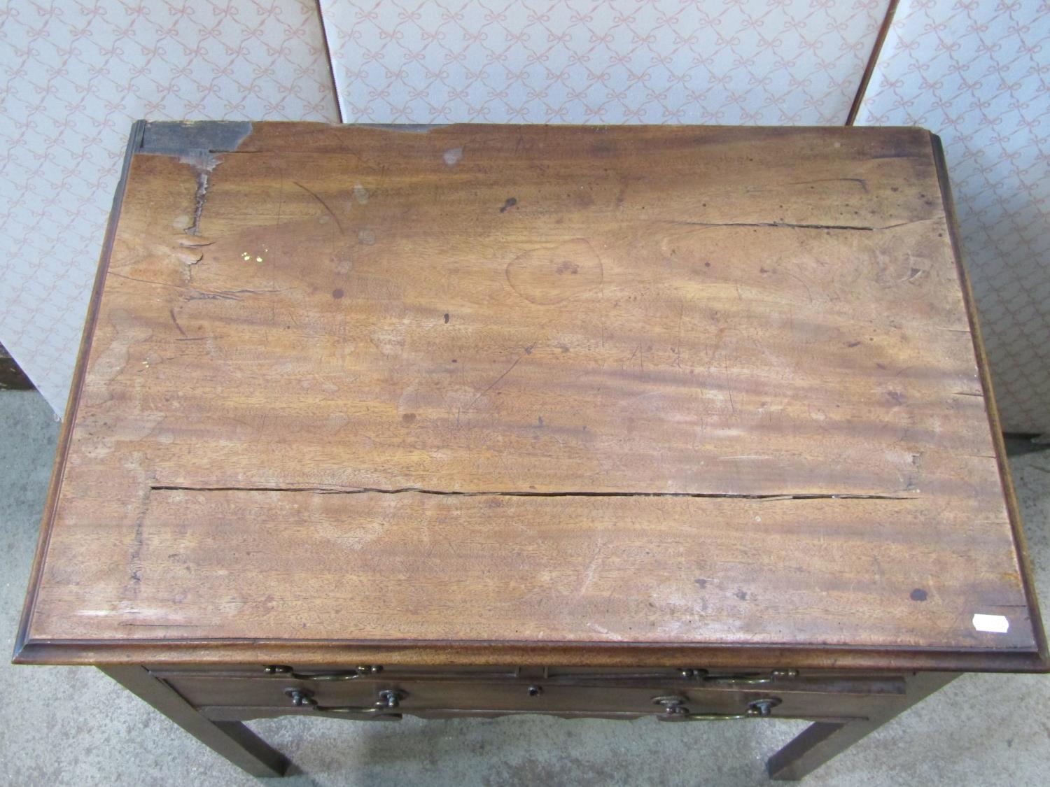 A Georgian mahogany lowboy of one long and two short drawers with shaped apron, raised on square cut - Bild 2 aus 2