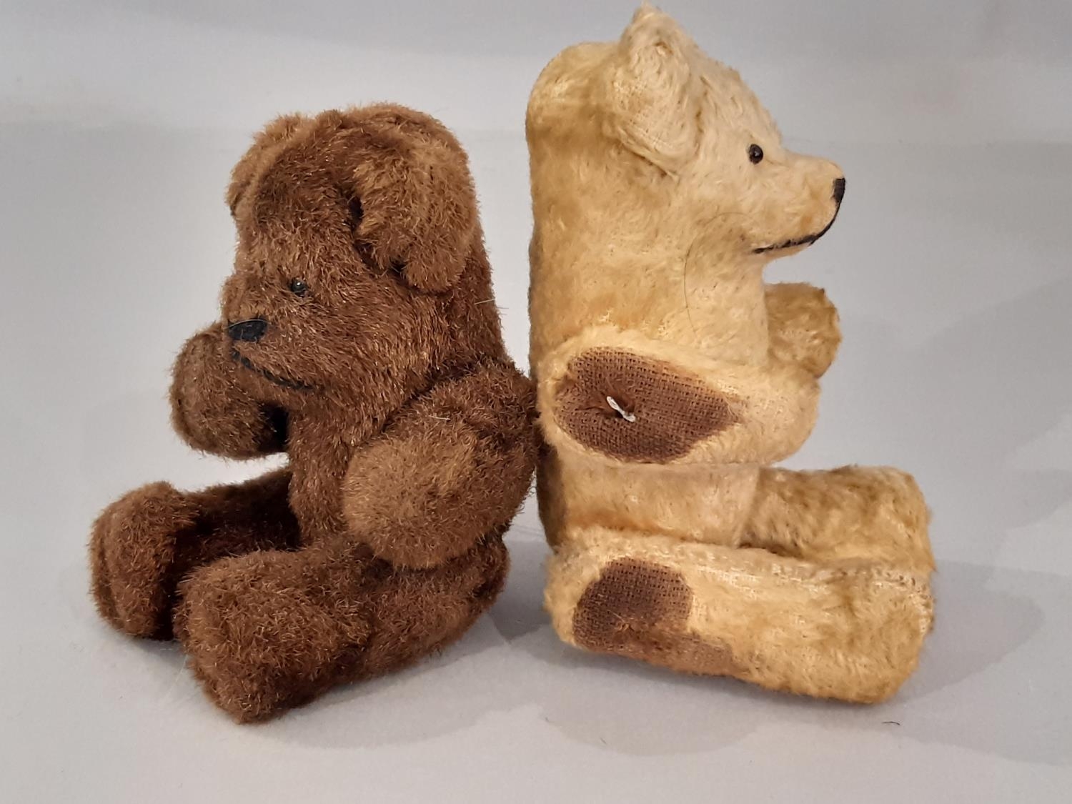 Mixed group of Teddy Bears including a vintage bear by Merrythought, height 32cm, a vintage bear - Bild 3 aus 7