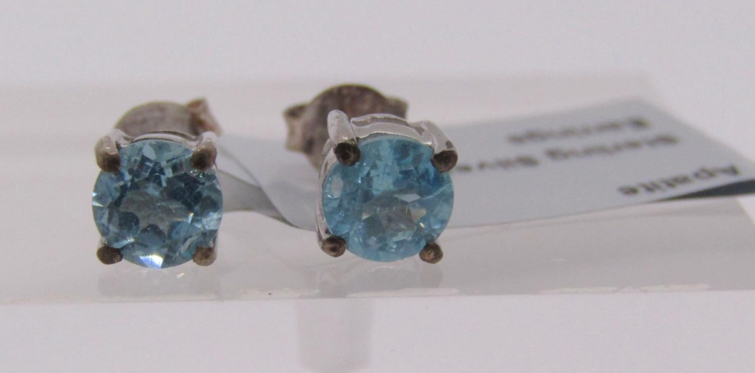 Group of apatite jewellery comprising a 9ct white gold cluster ring, pair of 9ct apatite and white - Bild 3 aus 5