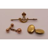 15ct Durham Light Infantry sweetheart brooch, single 18ct cufflink and a single 9ct cufflink, 9.6g