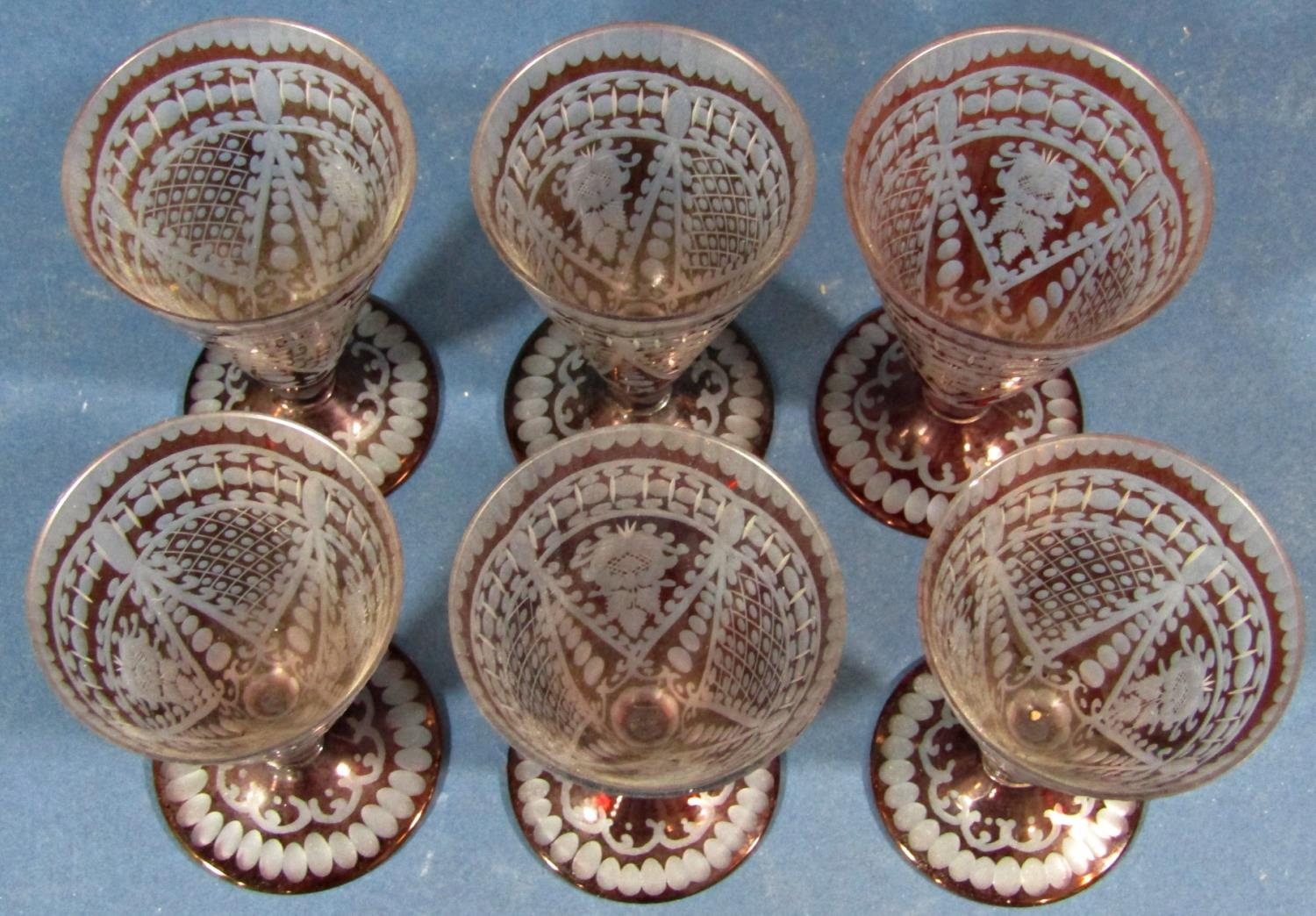 Six red engraved conical shaped liqueur glasses. - Bild 2 aus 3