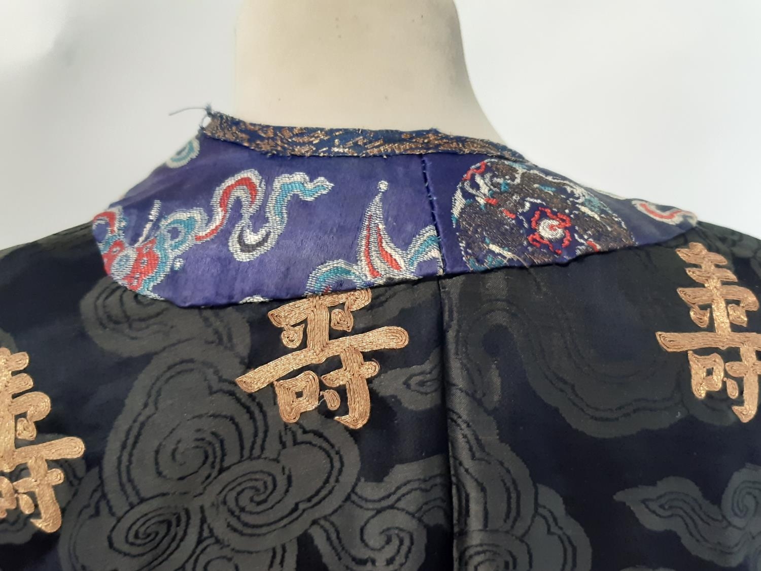 Oriental vintage kimono gown made of patterned black silk embroidered with goldwork characters and - Bild 7 aus 8