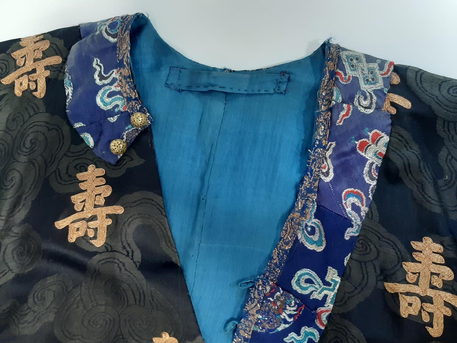 Oriental vintage kimono gown made of patterned black silk embroidered with goldwork characters and - Bild 6 aus 8