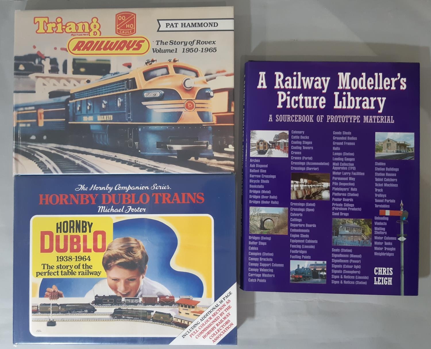 18 model vehicle reference books/ brochures including books on Dinky, Corgi, Matchbox, railway and - Bild 2 aus 4