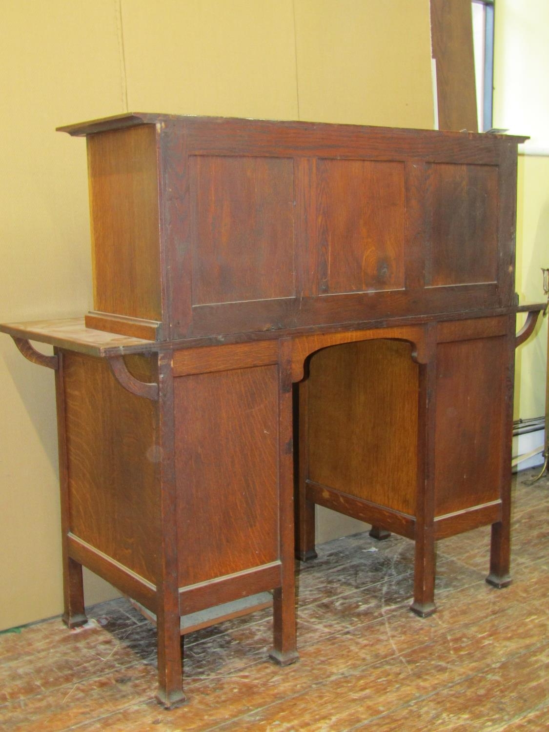 An arts and crafts oak writing desk - Stone's Patent, the lower section fitted with six drawers - Bild 5 aus 5