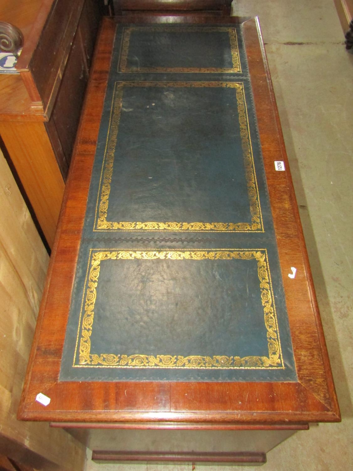 A reproduction Georgian style mahogany kneehole twin pedestal desk with inset leather writing - Bild 2 aus 2