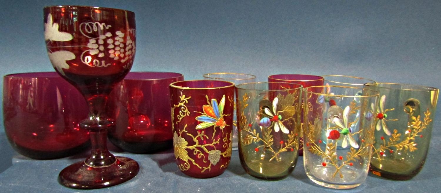 A mixed selection of glass ware including an amber wine glass on a coiled foot, a Bohemian red glass - Bild 2 aus 2