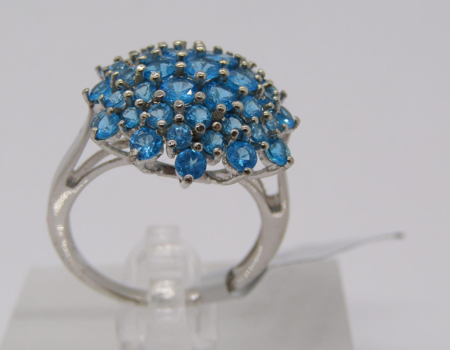 Group of apatite jewellery comprising a 9ct white gold cluster ring, pair of 9ct apatite and white - Bild 4 aus 5