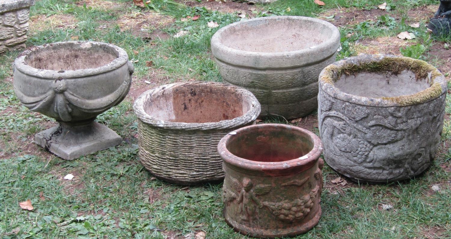 Four weathered cast composition stone circular garden planters of varying design, one in the form of - Bild 2 aus 2