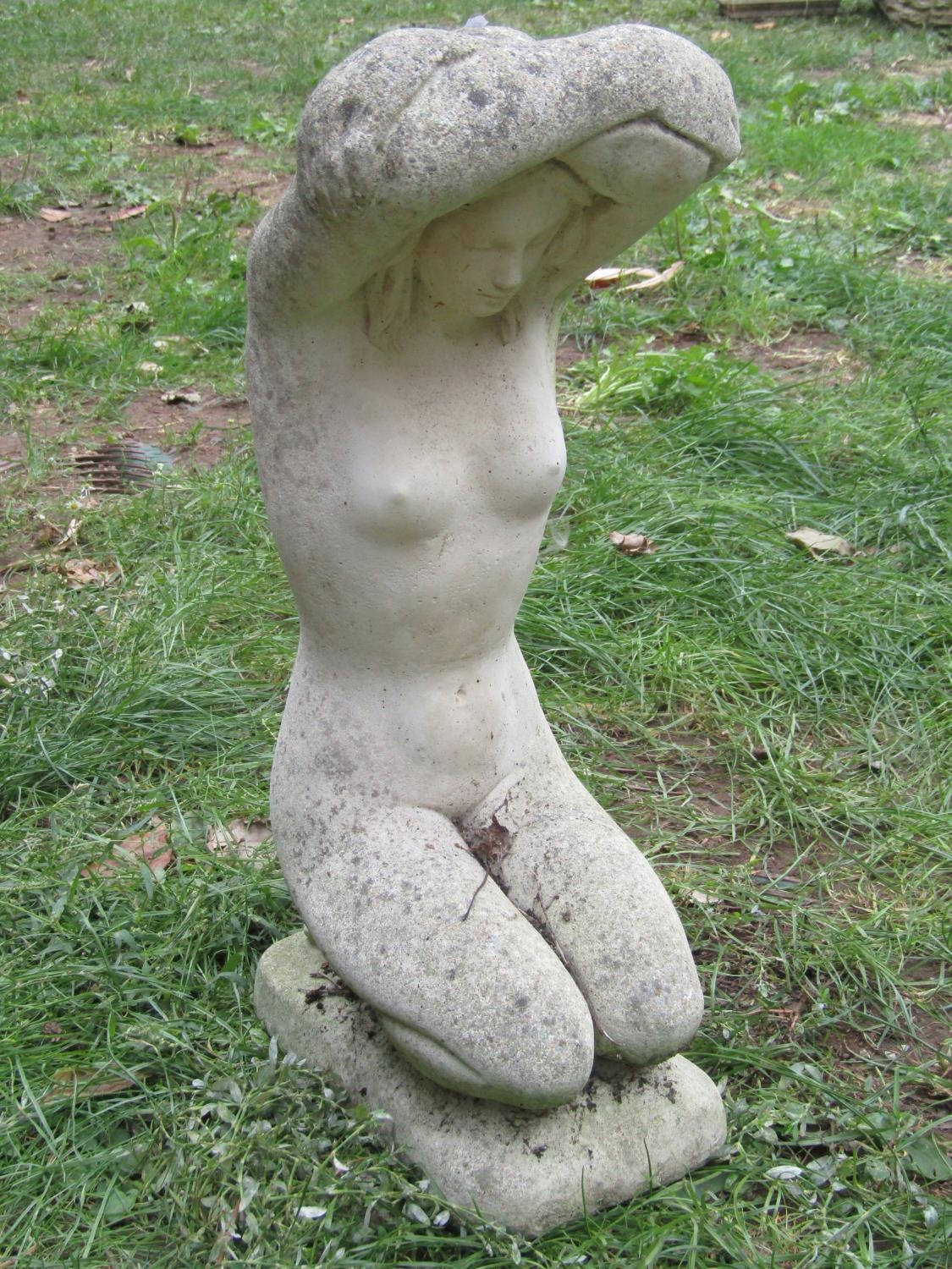 A weathered cast composition stone garden ornament in the form of a standing maiden releasing a - Bild 3 aus 3