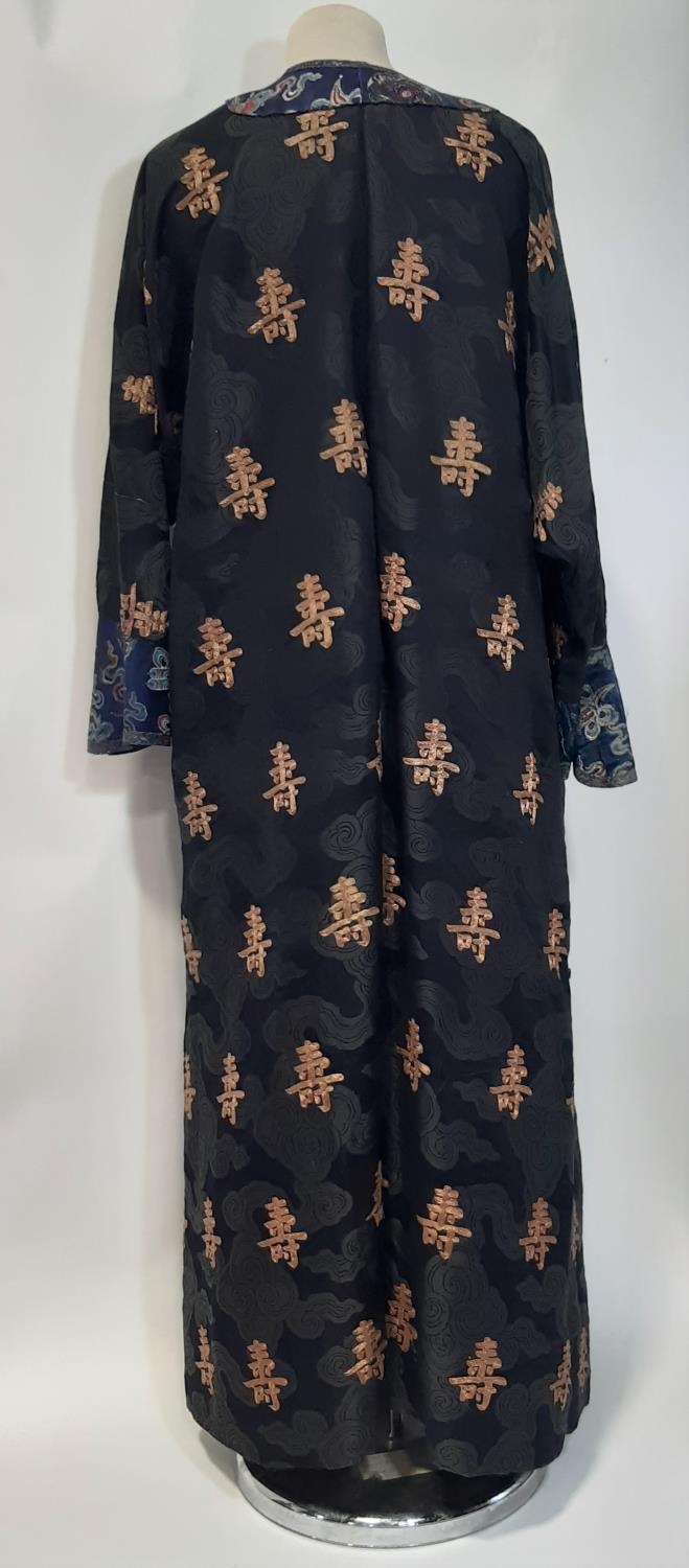 Oriental vintage kimono gown made of patterned black silk embroidered with goldwork characters and - Bild 2 aus 8