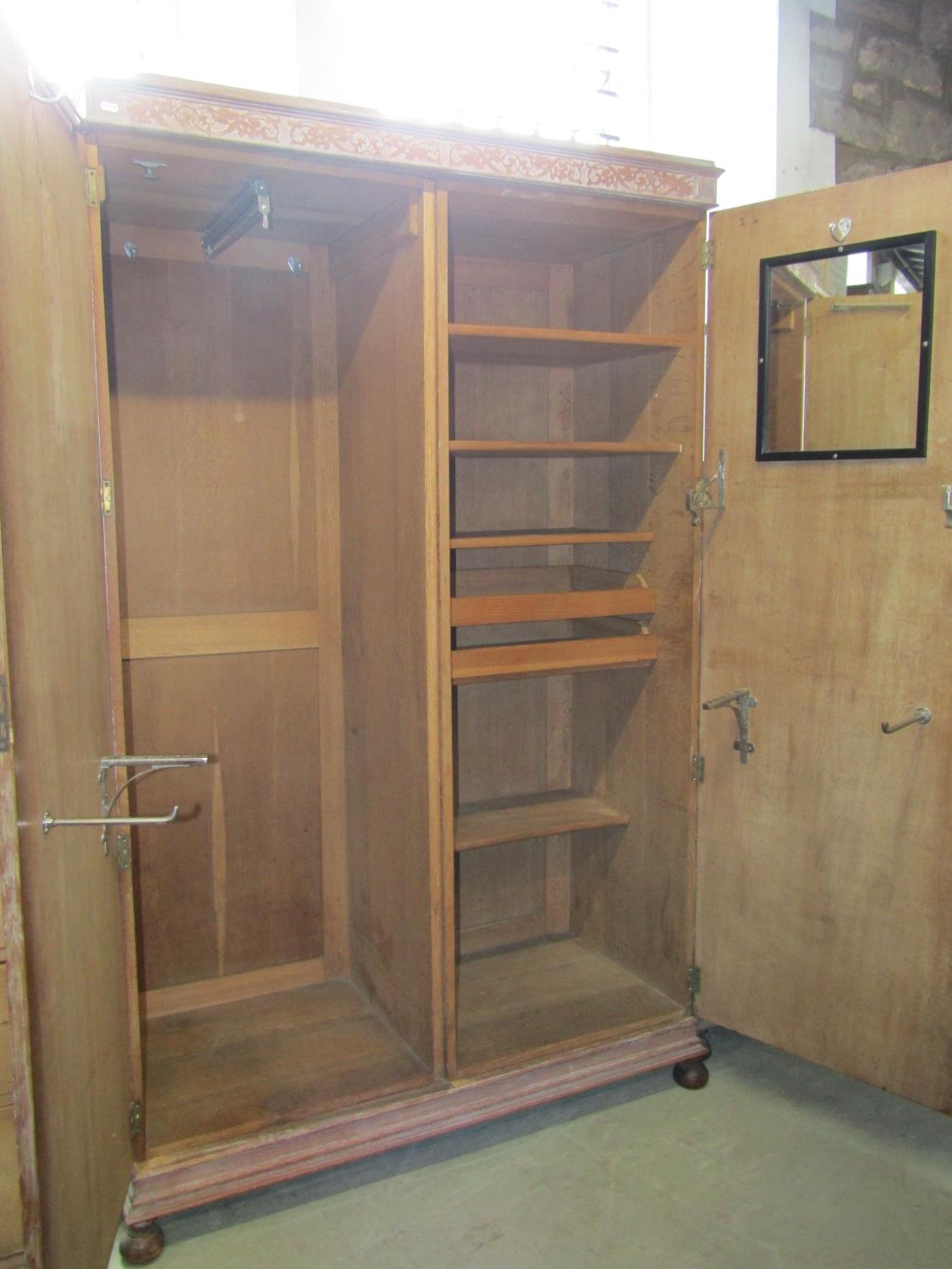 An early 20th century limed/fumed oak bedroom suite comprising two sectional wardrobe enclosed by - Bild 2 aus 5