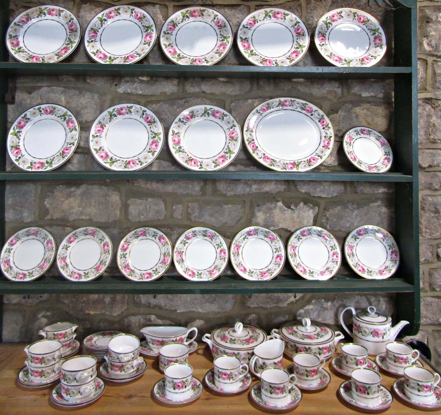A collection of Royal Worcester Royal Garden pattern table wares comprising eight dinner plates, - Bild 5 aus 5