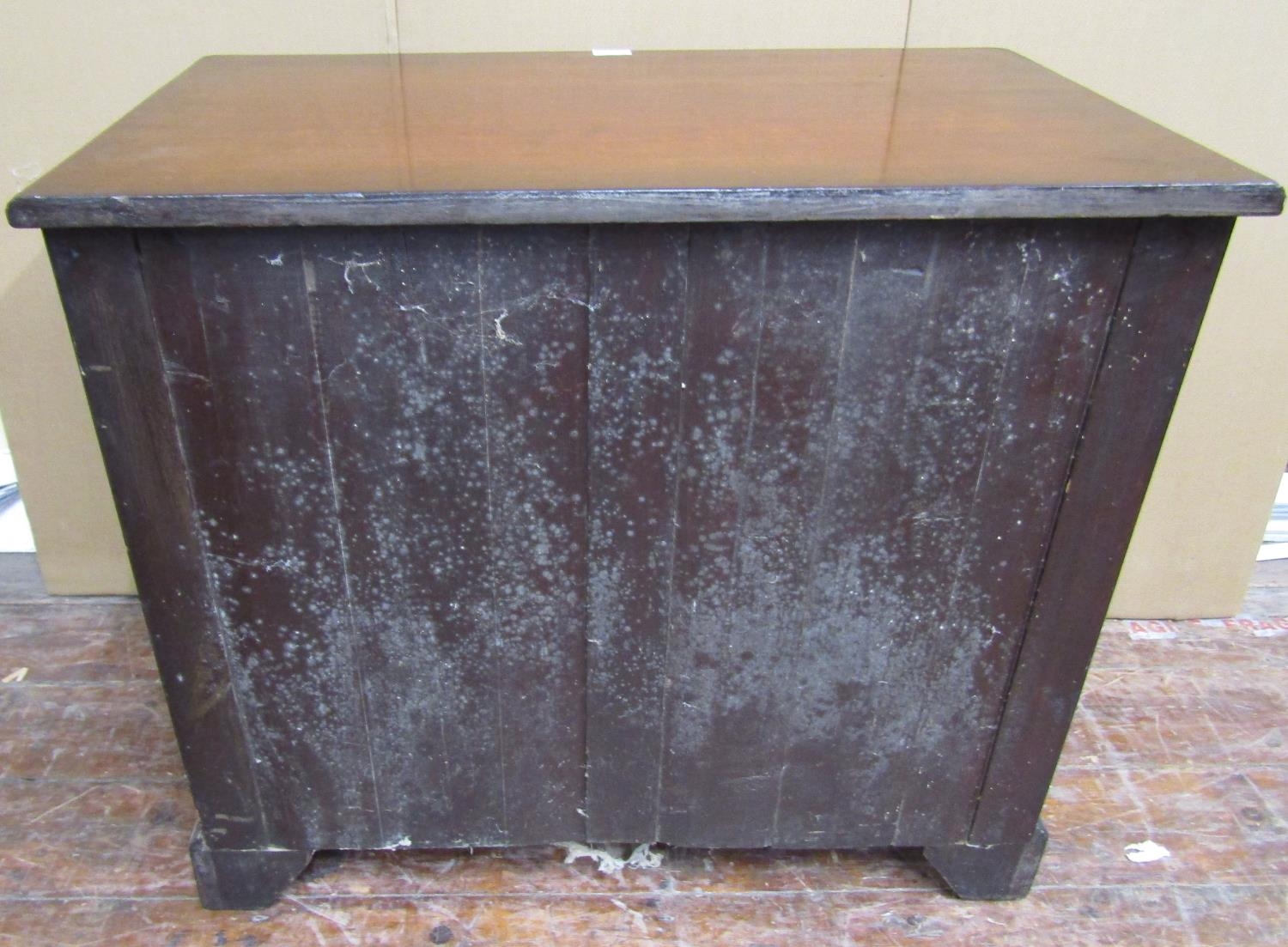 An Edwardian mahogany kneehole writing desk or dressing table in the Georgian style, the central - Bild 3 aus 3
