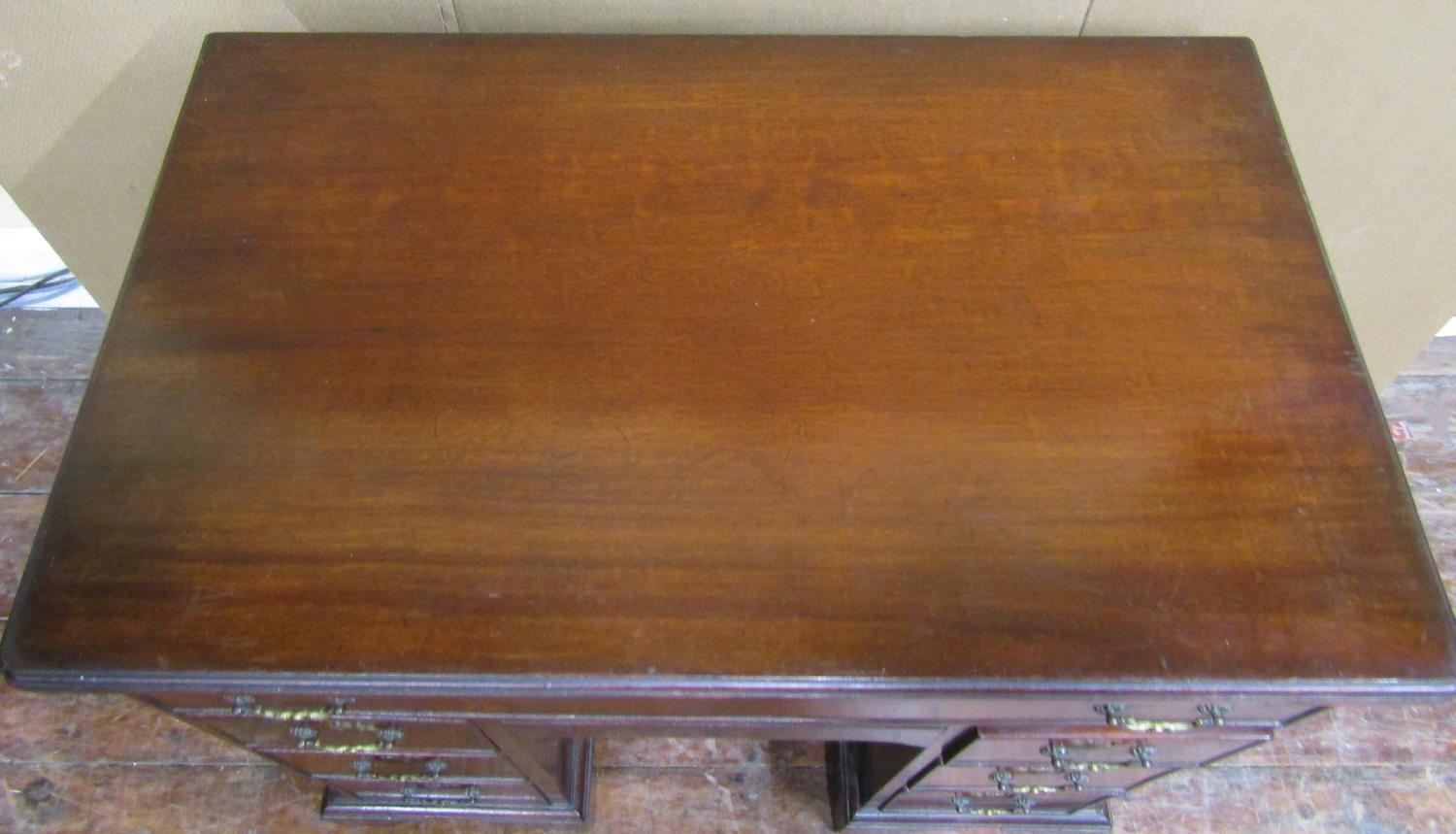 An Edwardian mahogany kneehole writing desk or dressing table in the Georgian style, the central - Bild 2 aus 3