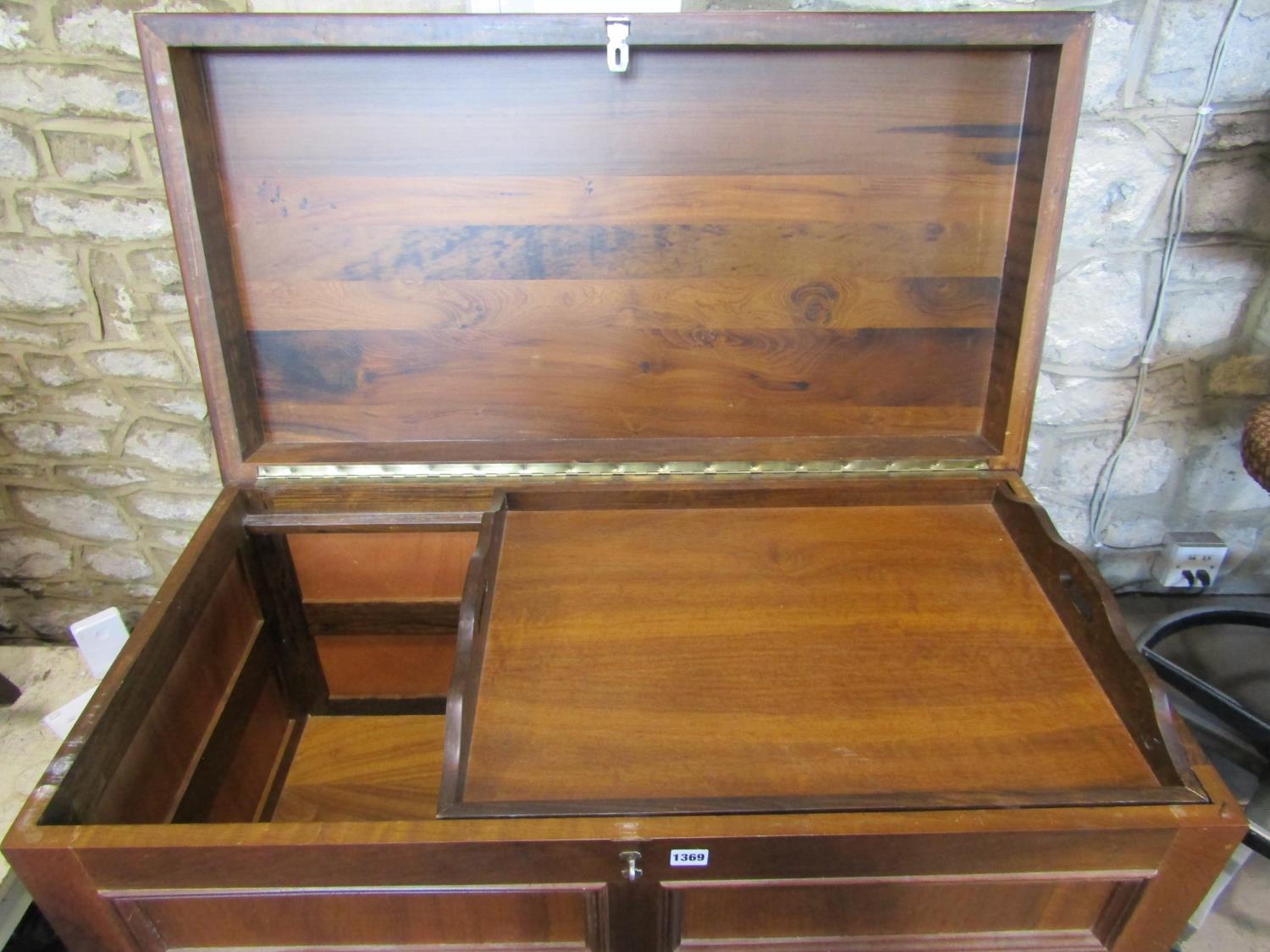 A walnut coffer with rectangular moulded panelled surround beneath a hinged lid with repeating - Bild 2 aus 2