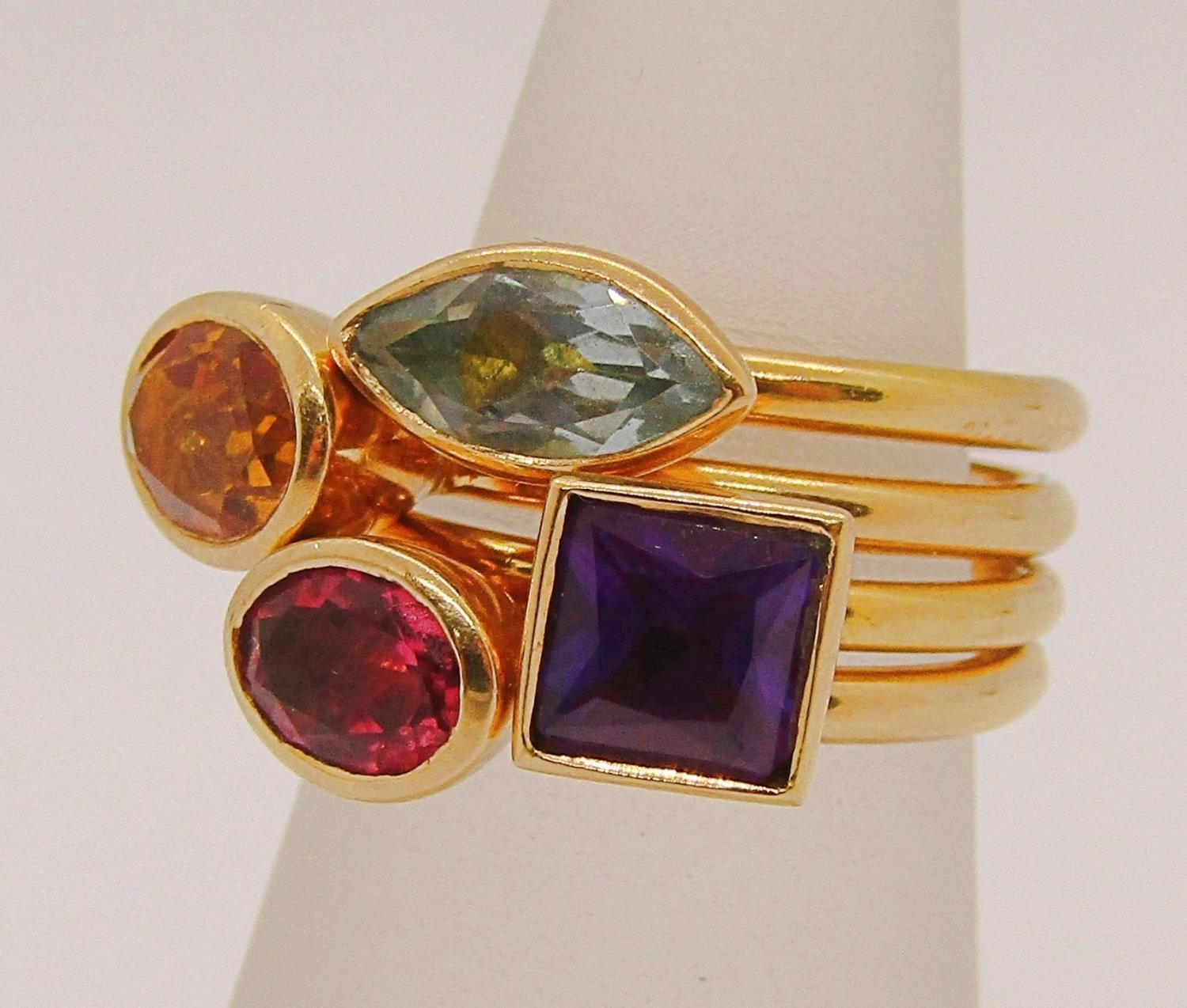 Four 18ct gem set stacking rings by Pascal Jewellery (now Annoushka), citrine, amethyst, topaz and - Bild 2 aus 5