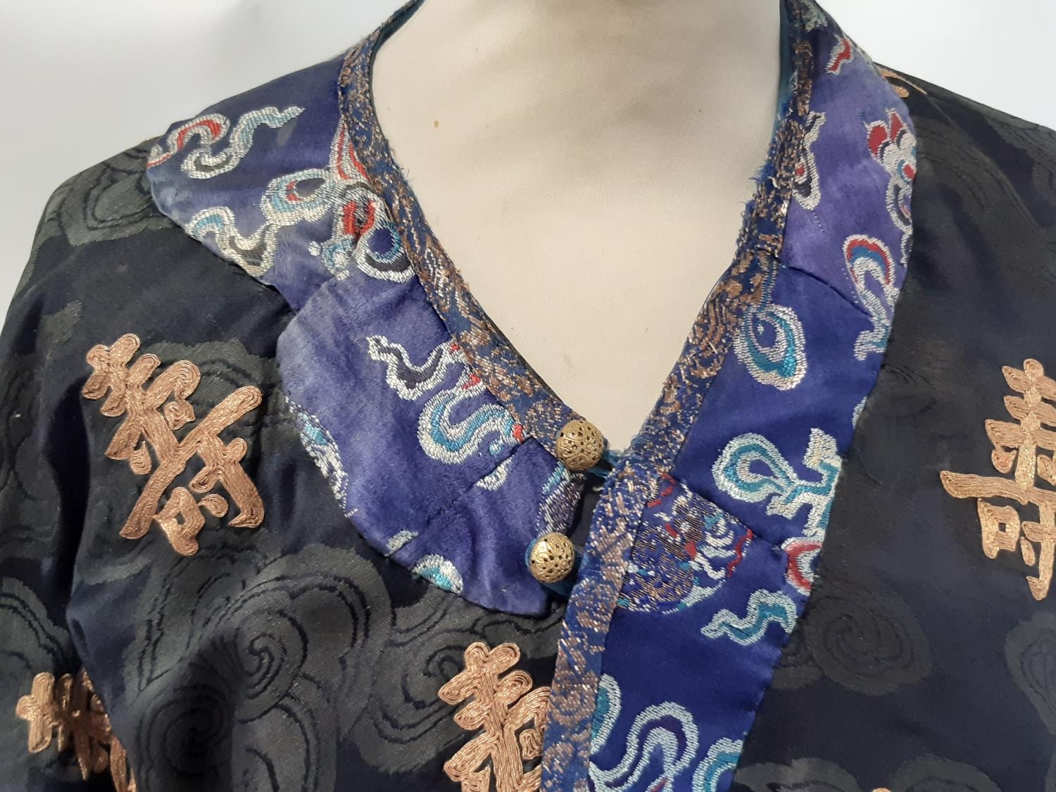 Oriental vintage kimono gown made of patterned black silk embroidered with goldwork characters and - Bild 3 aus 8