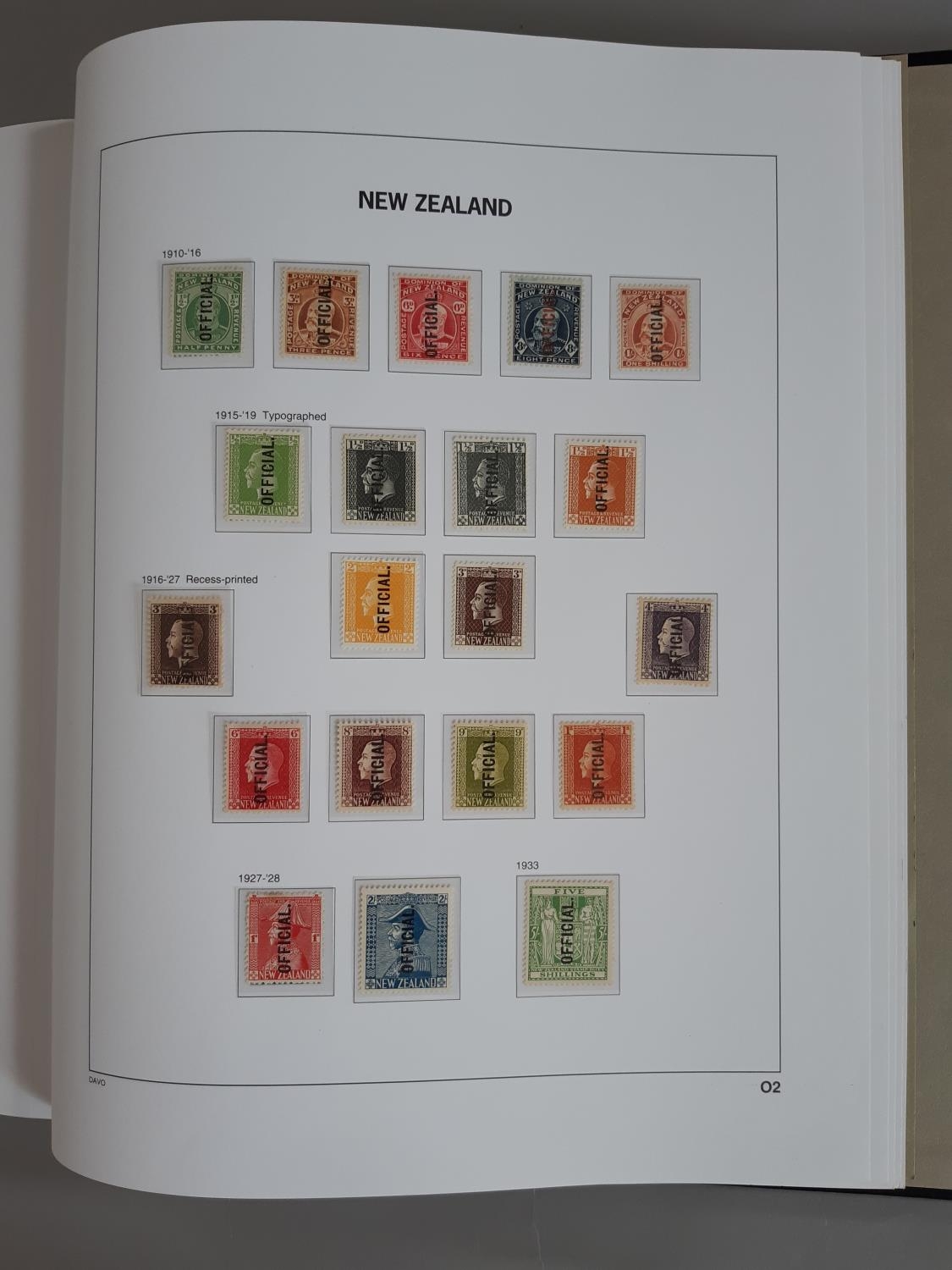 A superb UM, M and U collection of stamps from New Zealand in four hingeless Davo albums from M & - Image 15 of 19