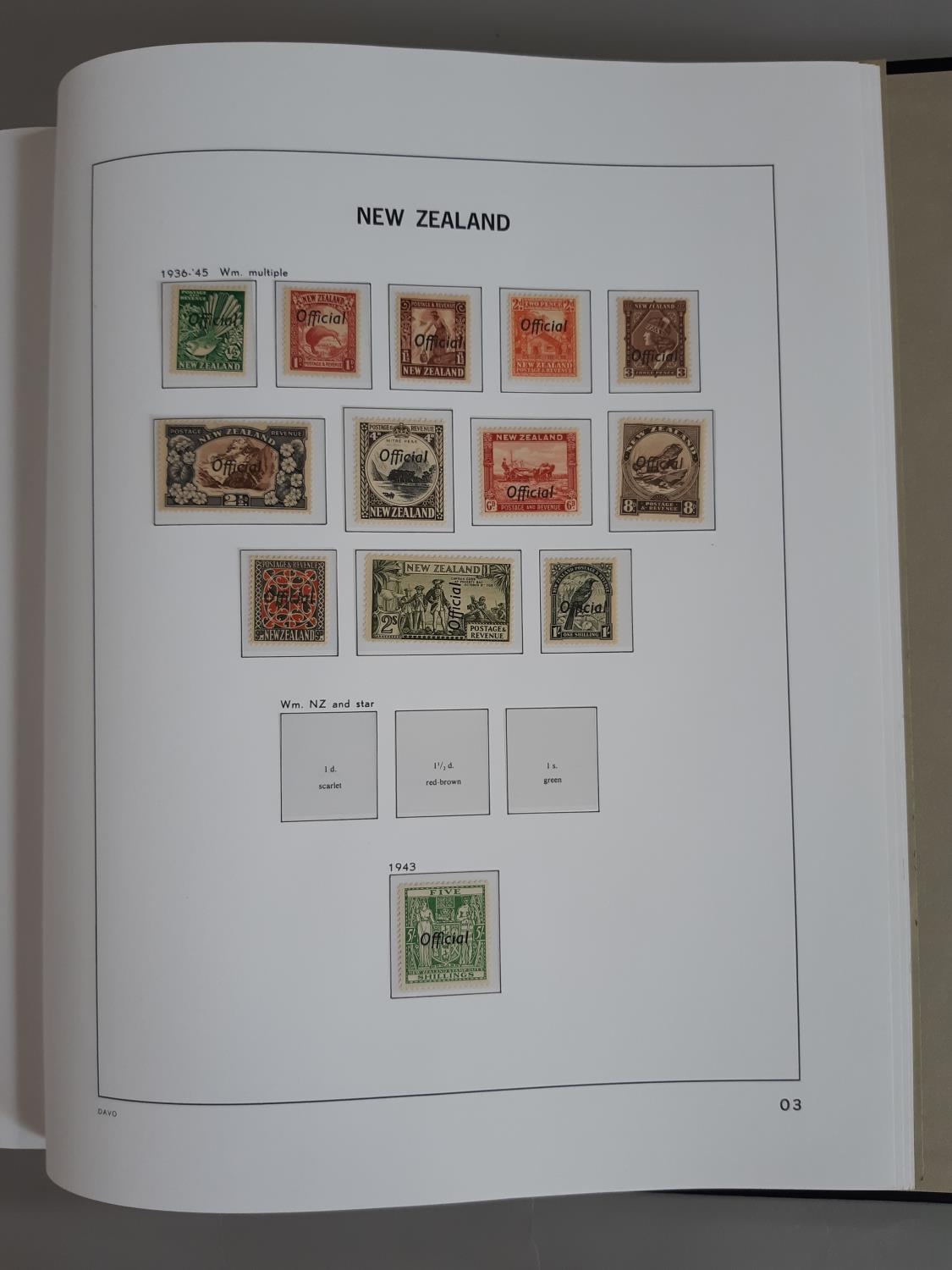 A superb UM, M and U collection of stamps from New Zealand in four hingeless Davo albums from M & - Image 16 of 19